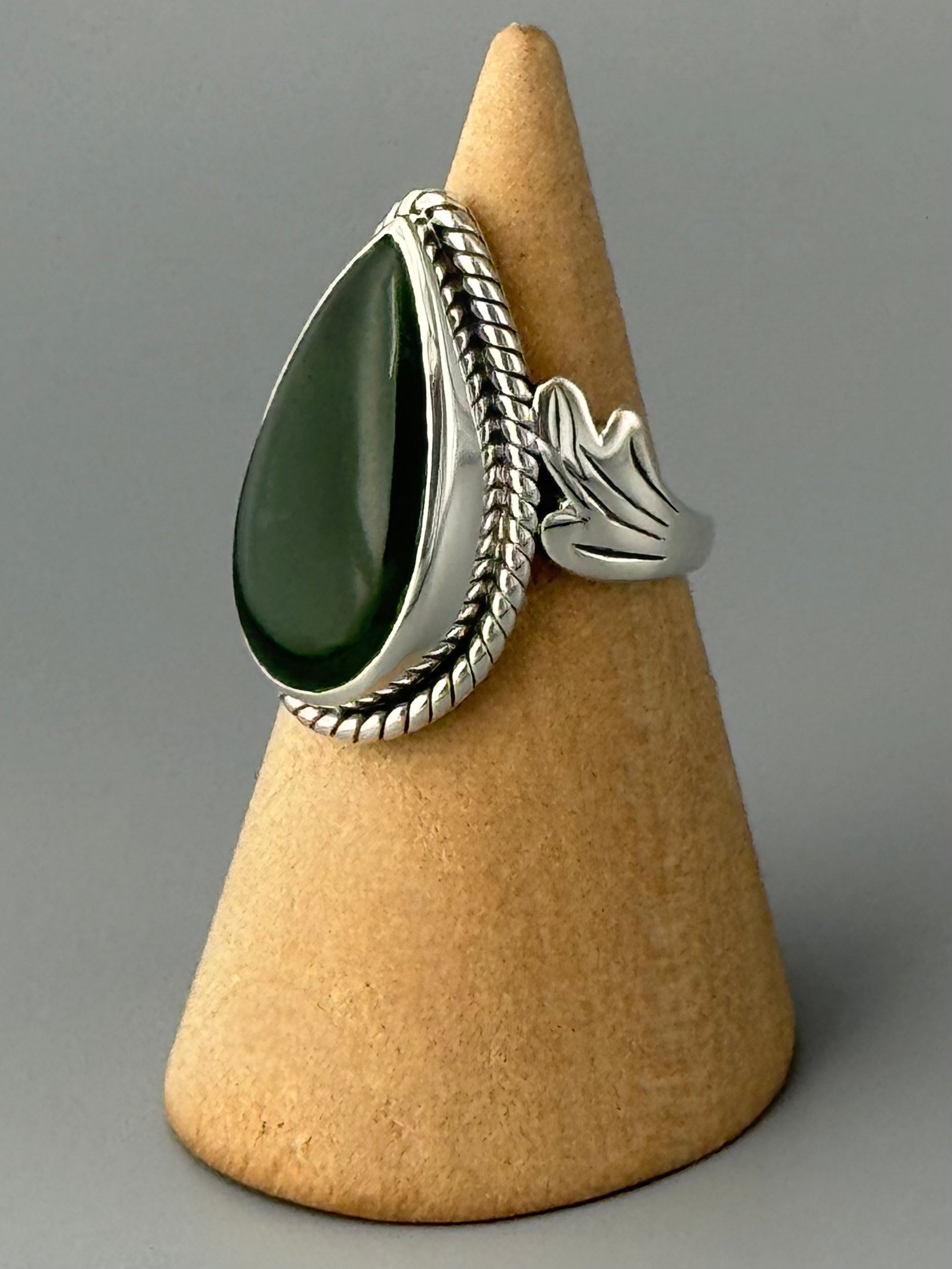 •NEPHRITE JADE - FLEUR• roped bezel silver ring (size 6)