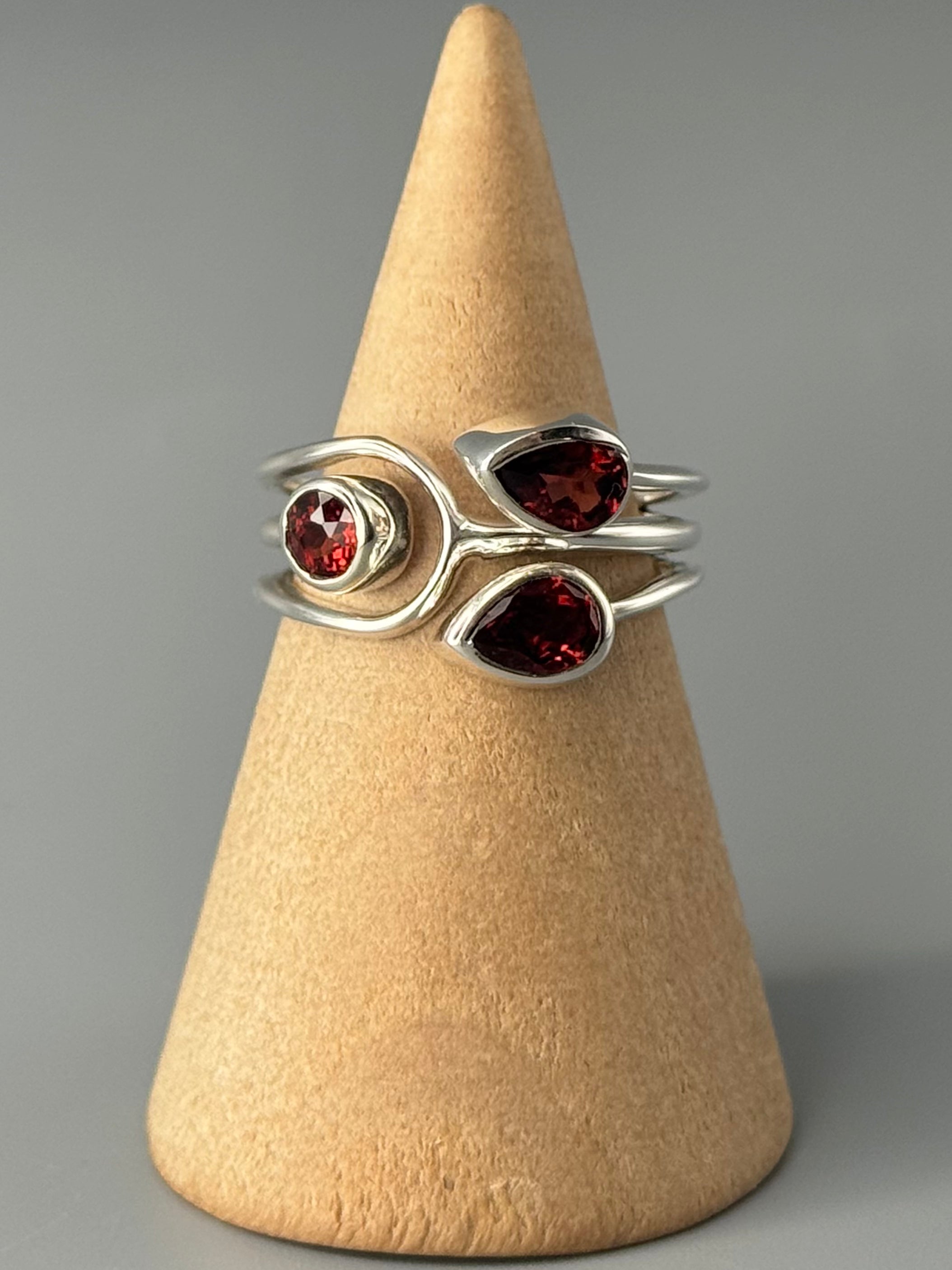 •GARNET - TULIP• split band silver ring (various sizes)