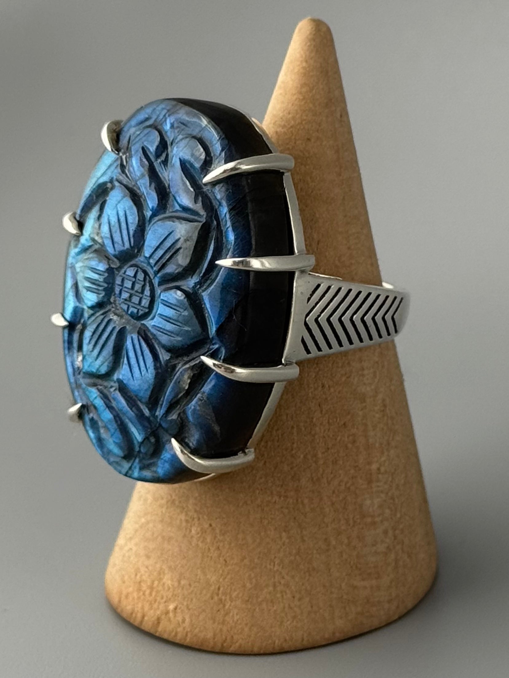 •ETCHED LABRADORITE - OVAL• chevron band silver ring (size 6.75)