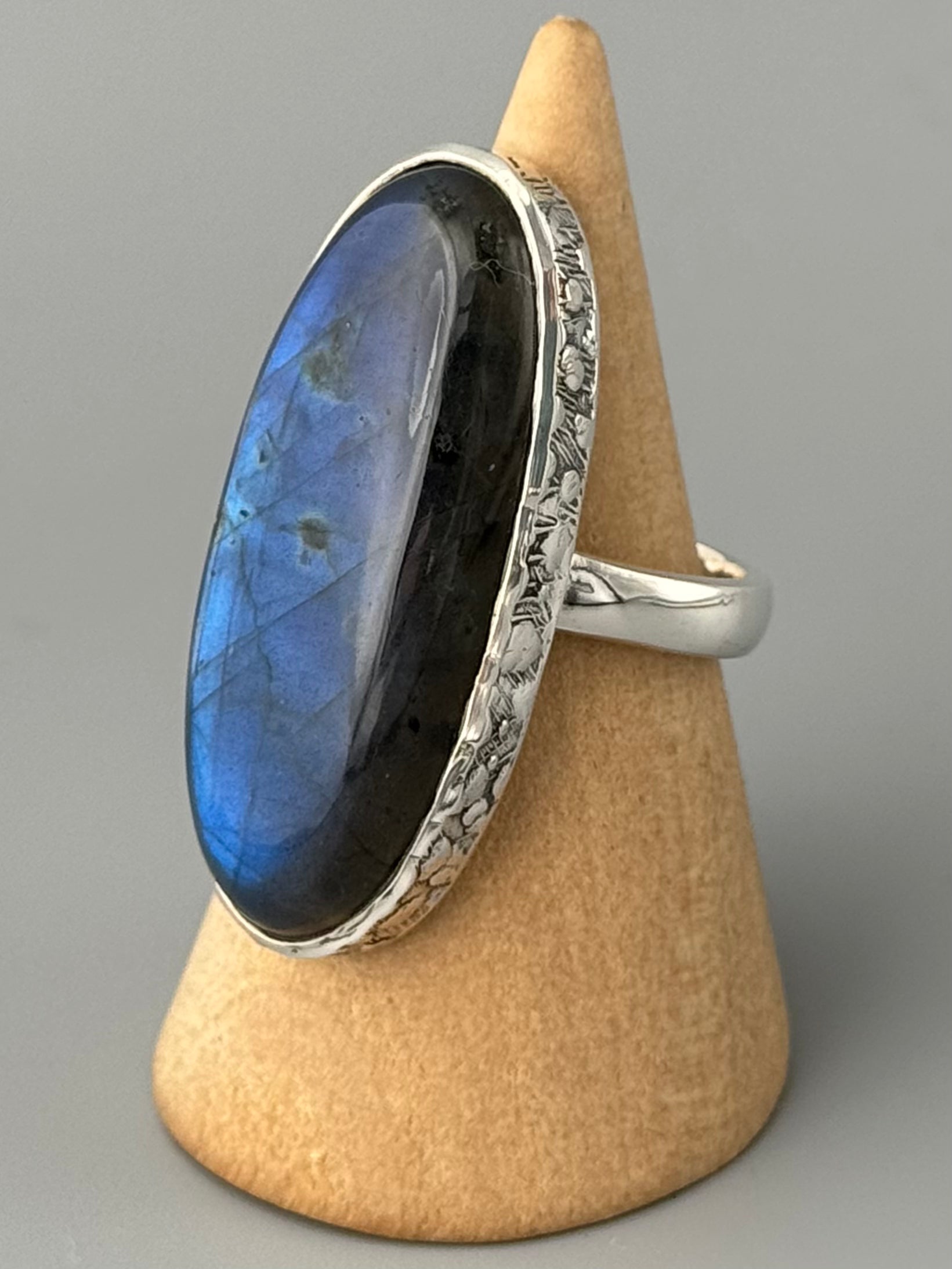 •LABRADORITE - OVAL• cobblestone bezel silver ring (size 8.75)