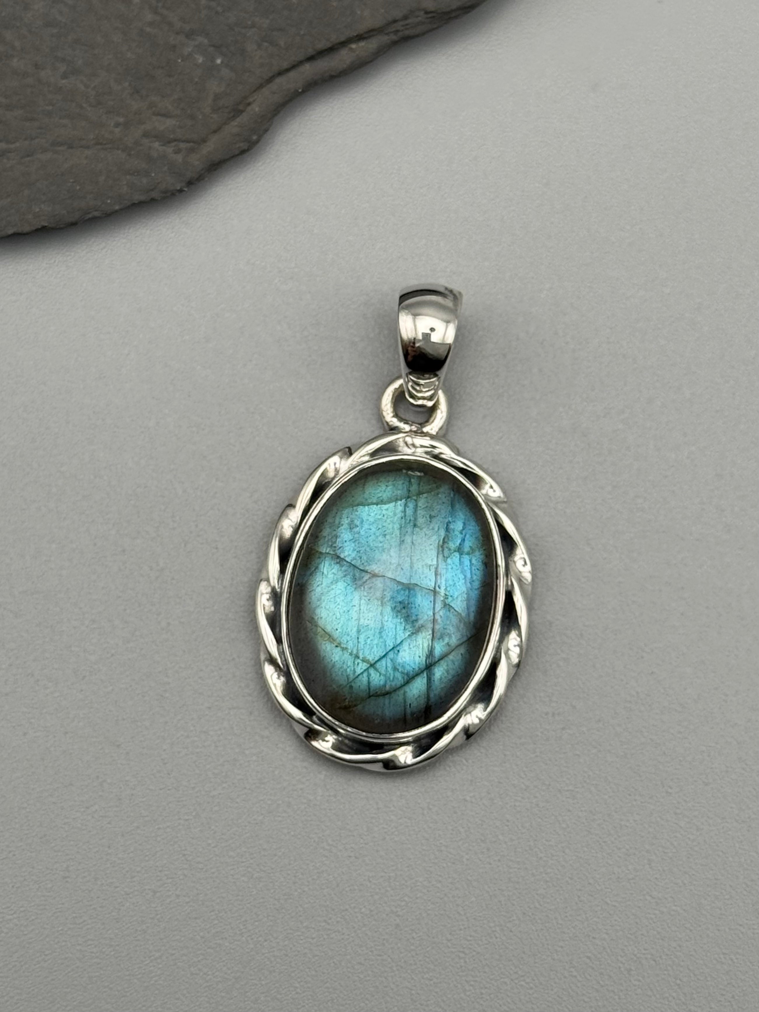 •LABRADORITE - OVAL• twisted bezel silver pendant
