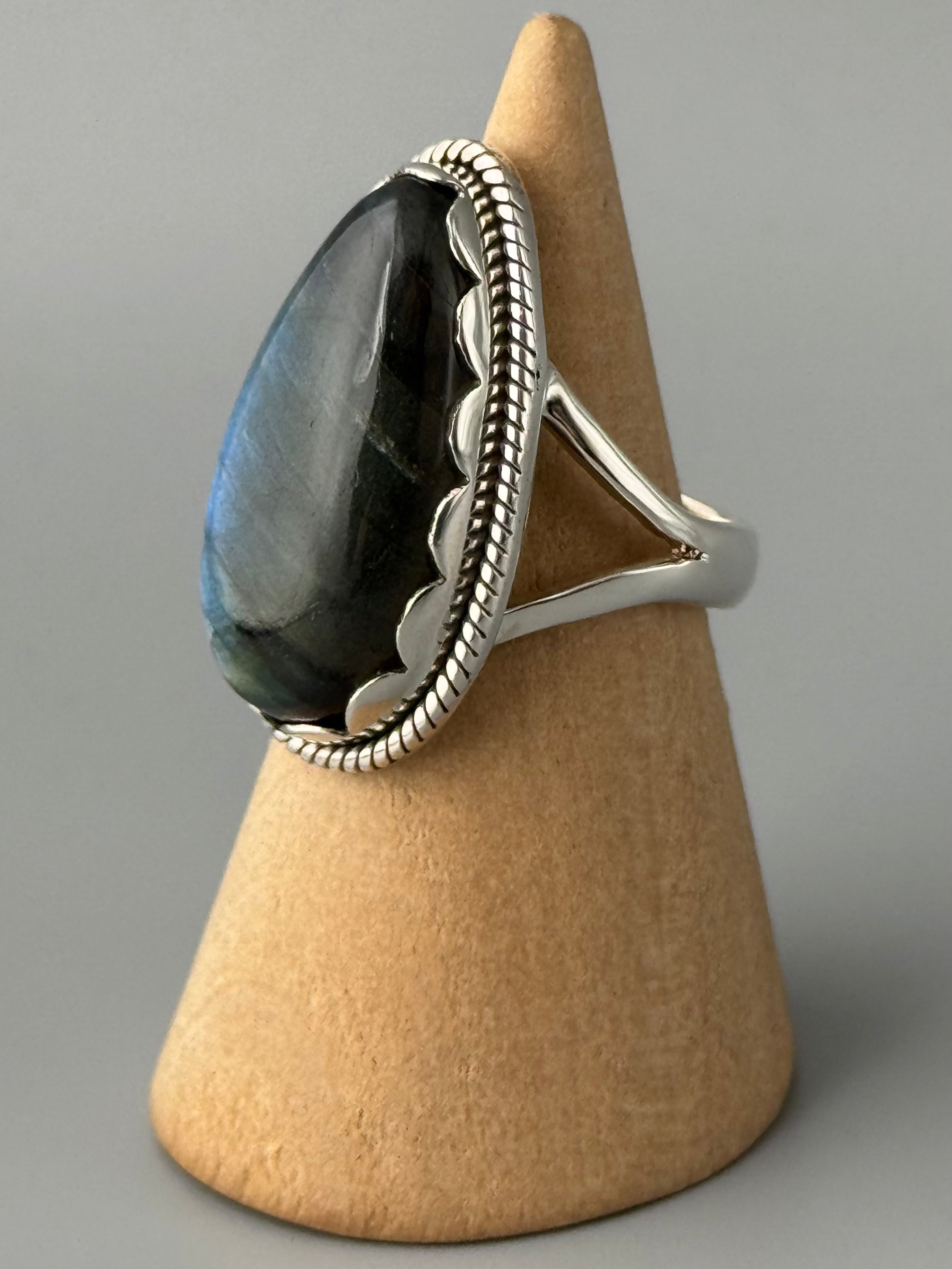 •LABRADORITE - PETAL• decorative bezel silver ring (size 6.75)
