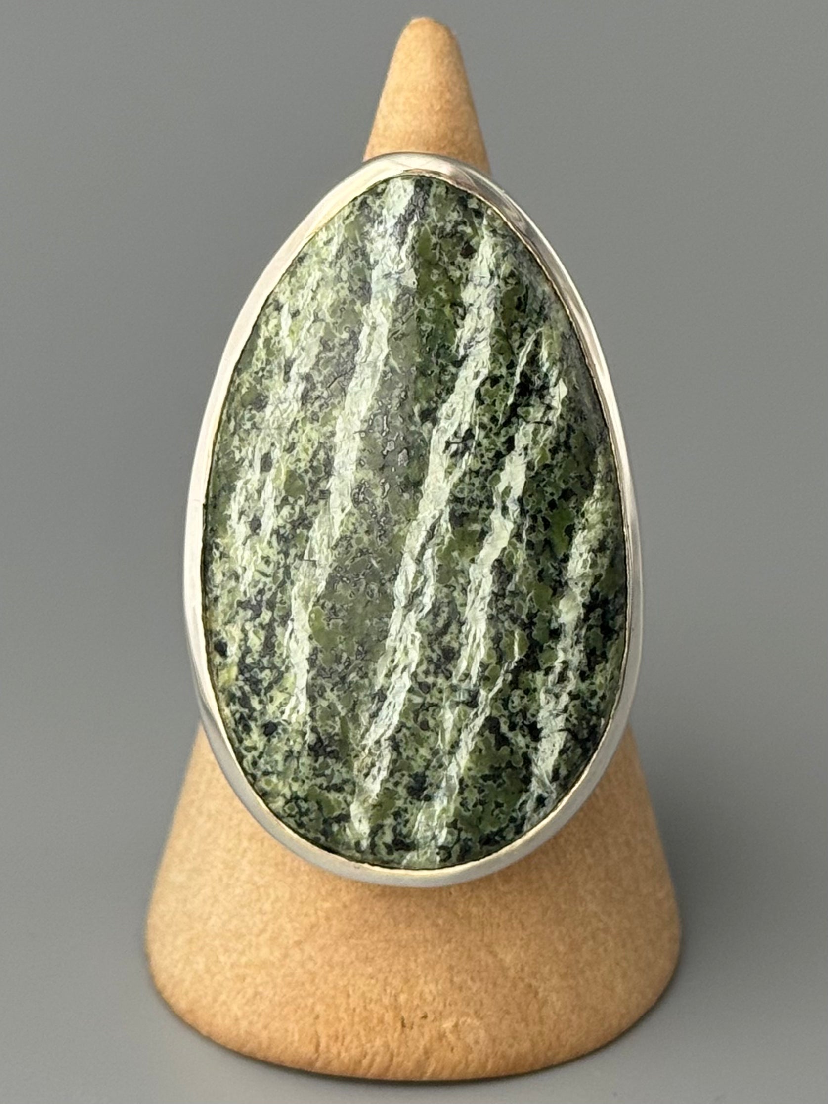•SERAPHINITE - HUEVO• simple bezel silver ring (size 10)
