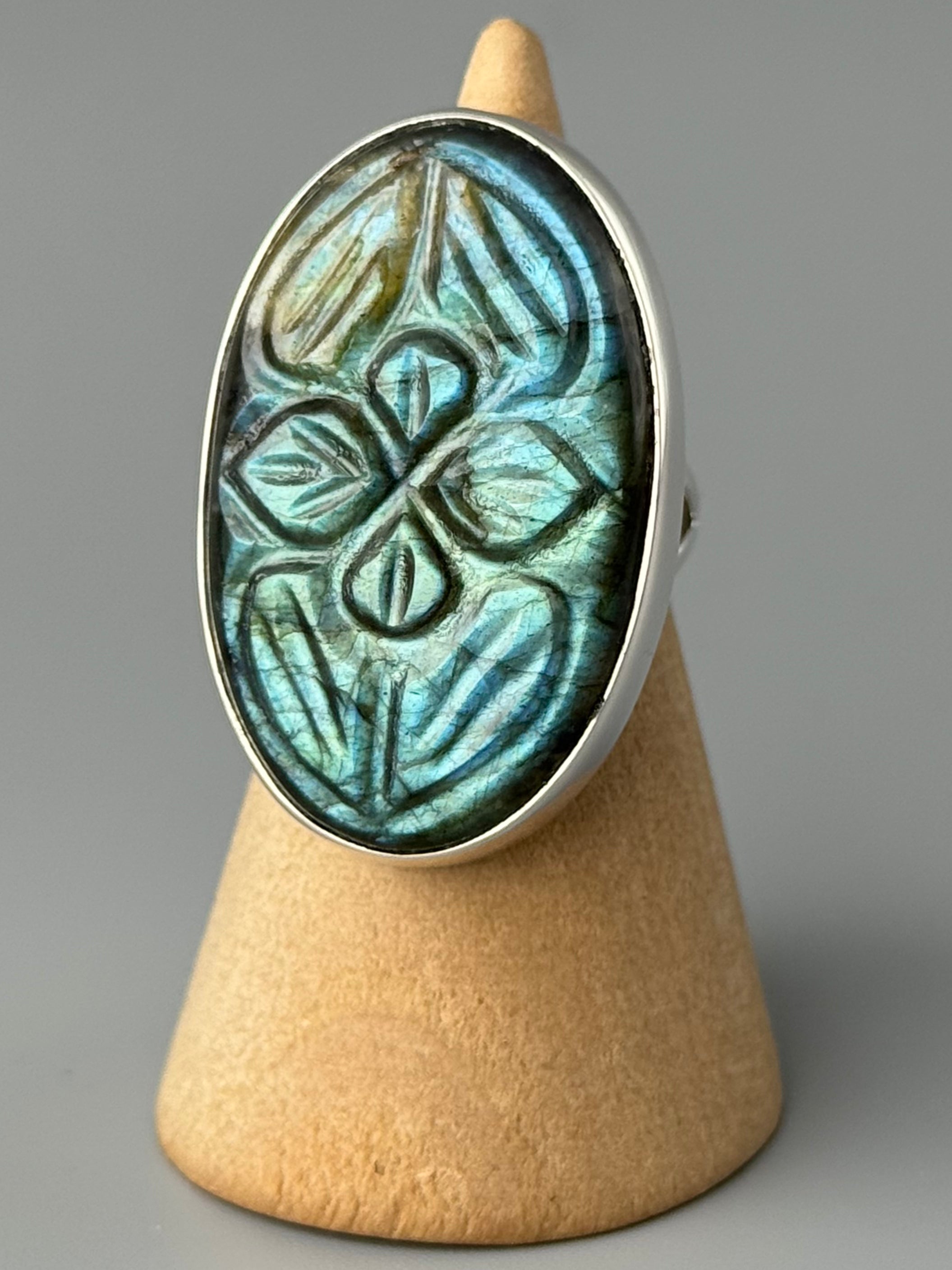 •ETCHED LABRADORITE - OVAL - 1• split band silver ring (size 6)