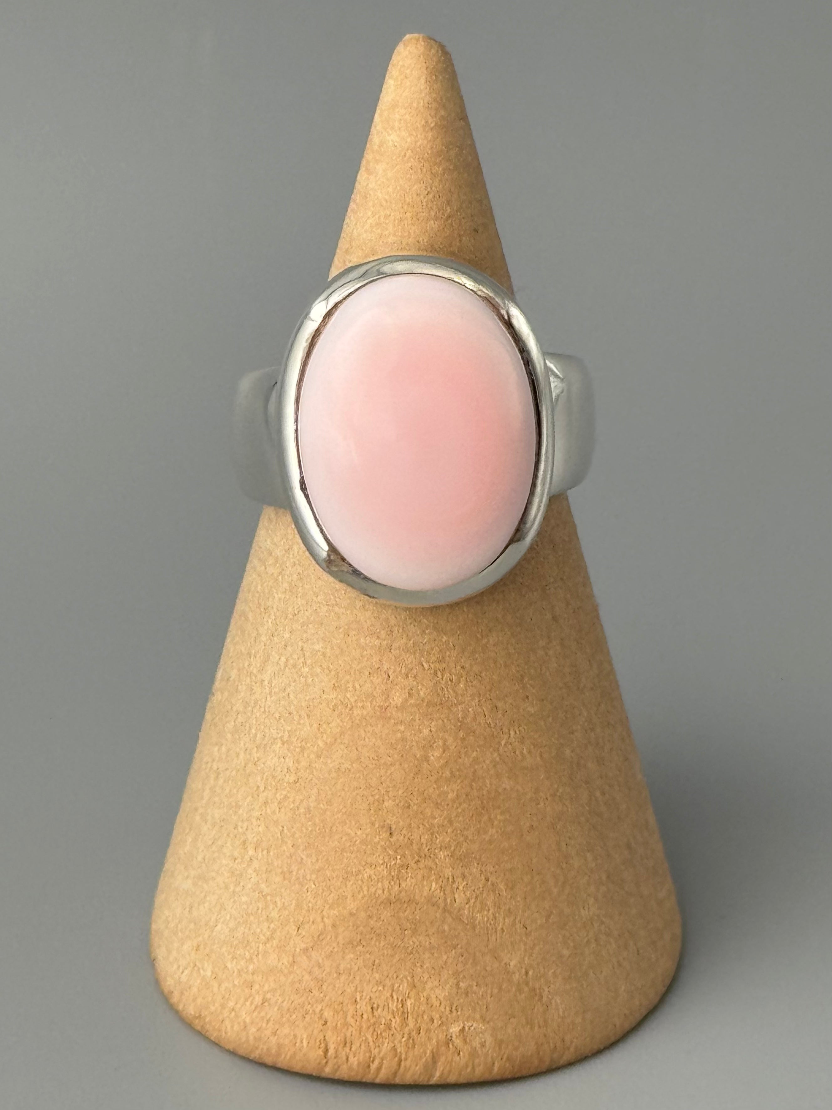 •PERUVIAN PINK OPAL - OVAL• tapered band silver ring (size 6)