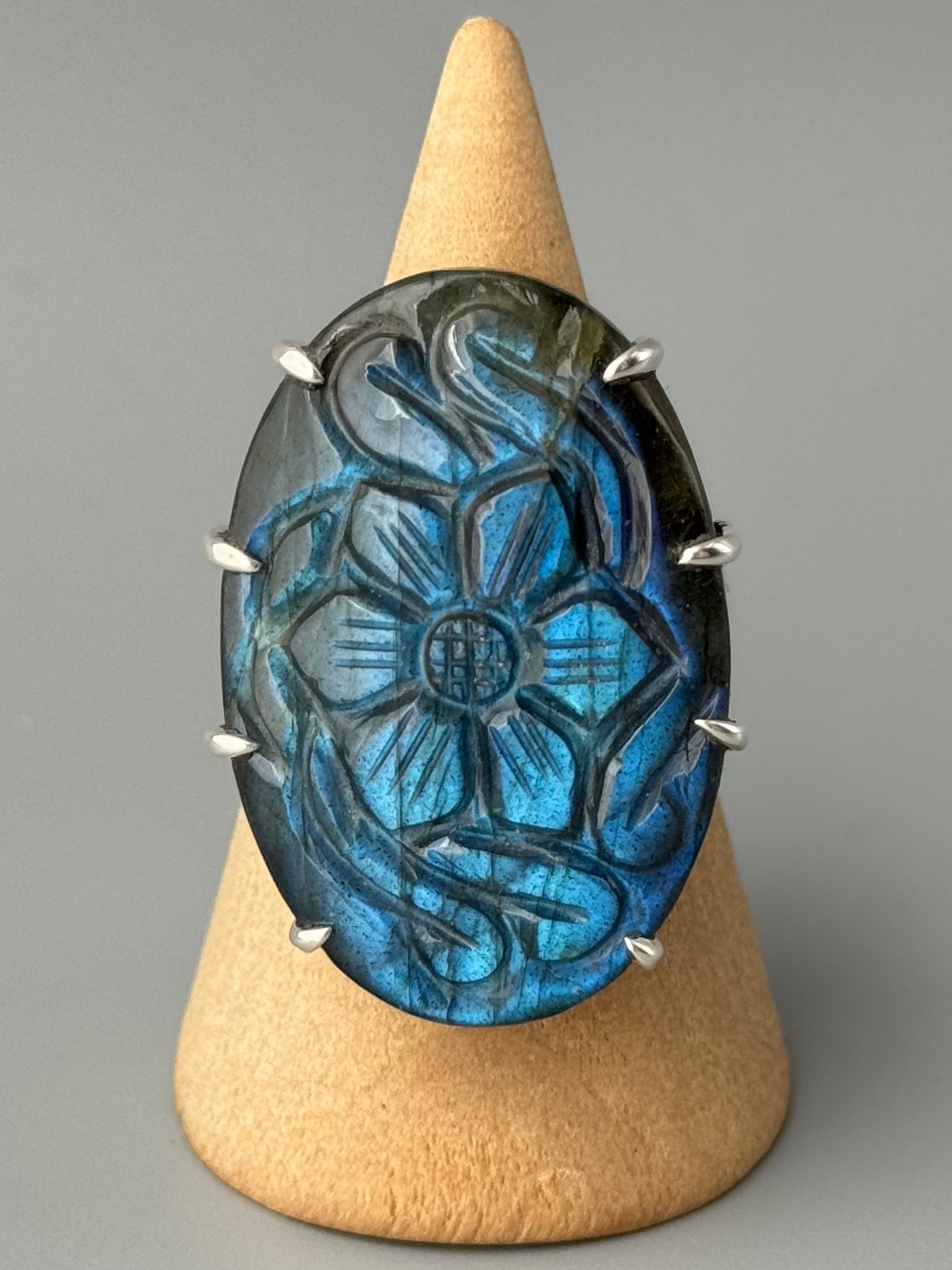 •ETCHED LABRADORITE - OVAL• chevron band silver ring (size 8.75)
