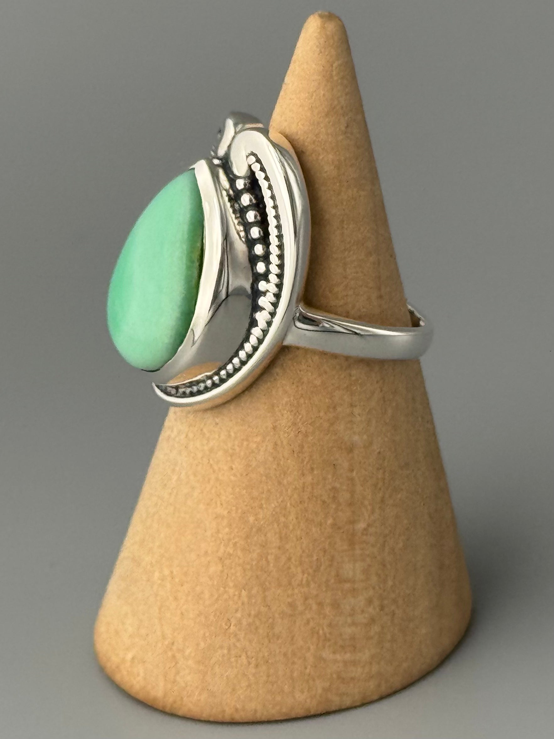 •CHRYSOPRASE - SADDLE• decorative bezel silver ring (size 6.5)