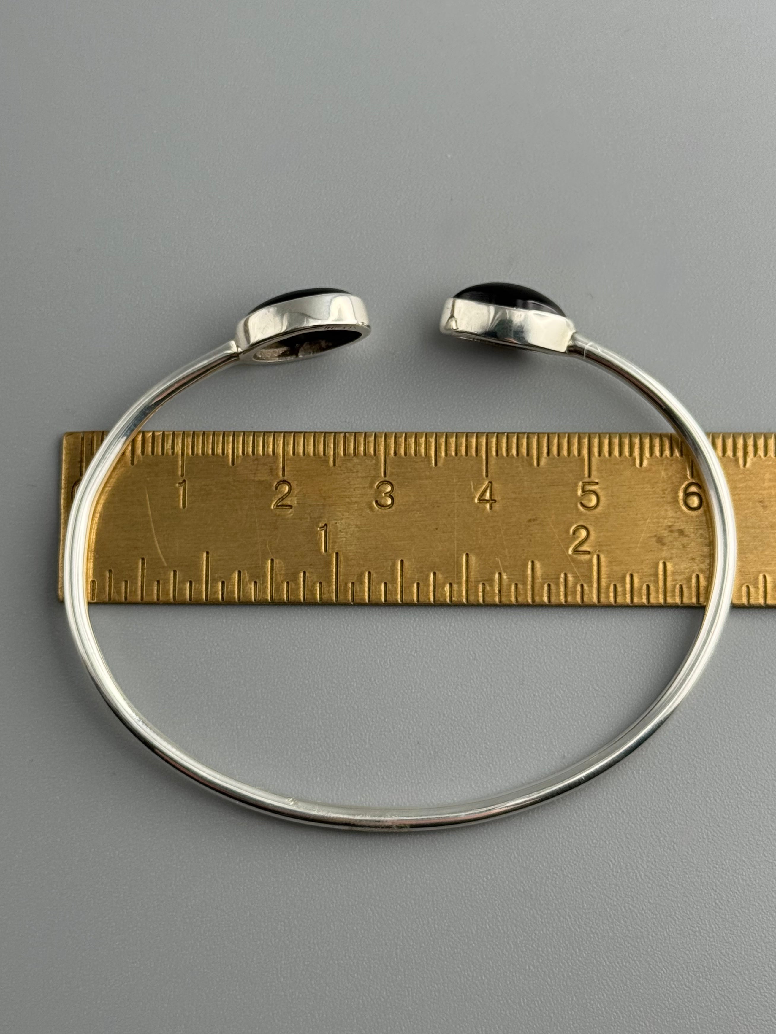 •EYE + OVAL• onyx + silver twist-on cuff bracelet