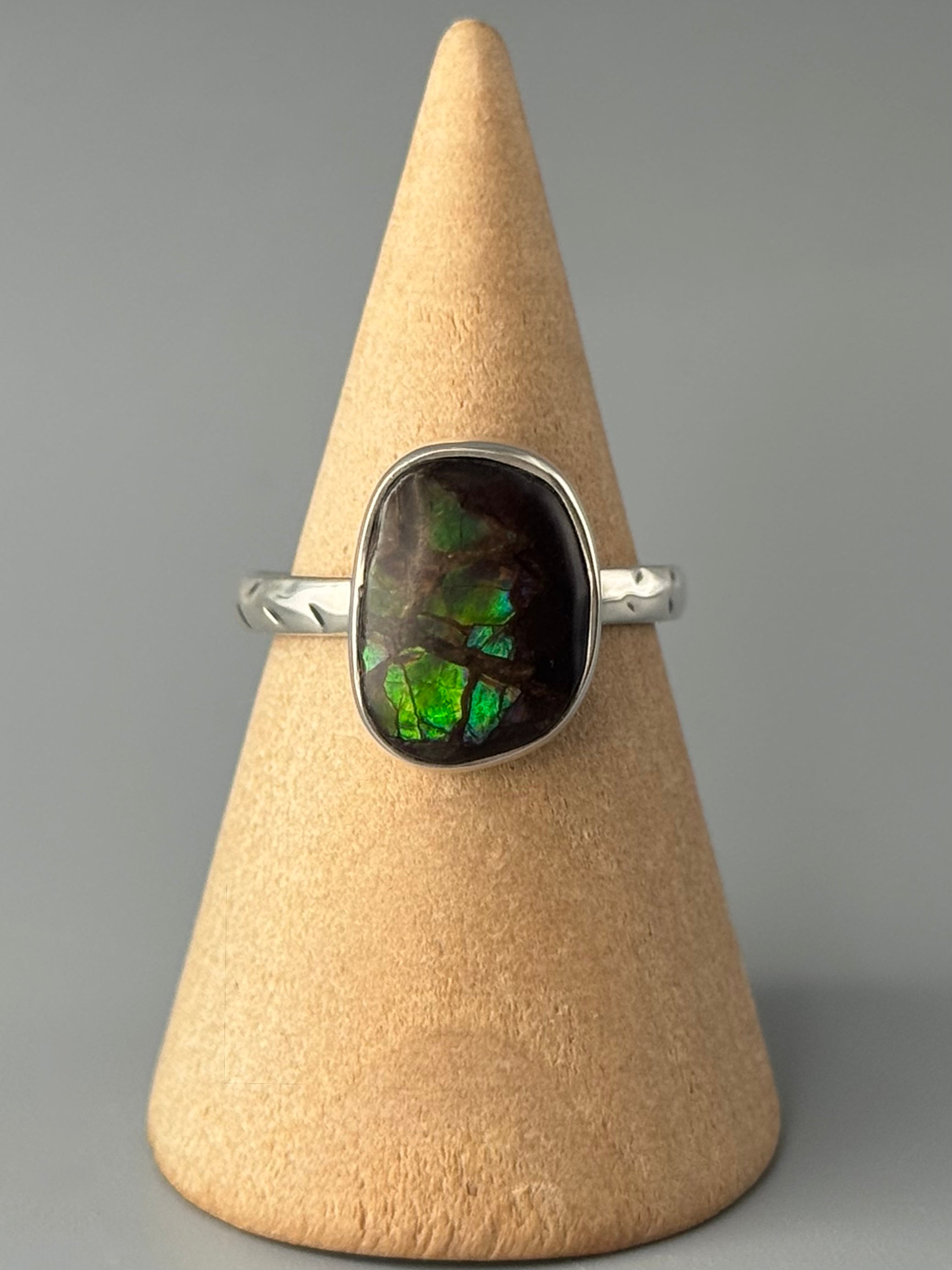 •AMMOLITE - FREEFORM• detailed band silver ring (size 8)