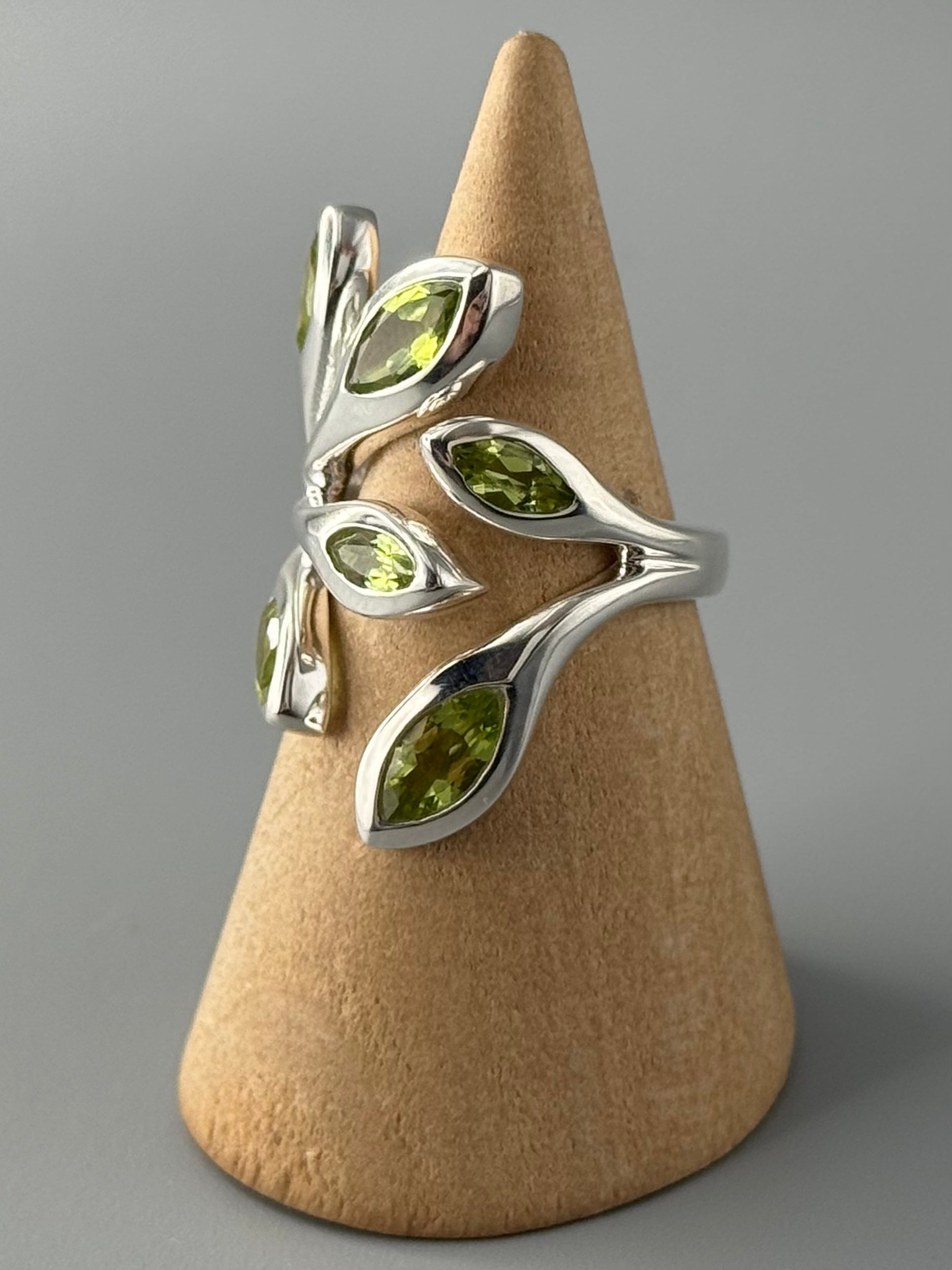 •PERIDOT - LÓRIEN• adjustable silver ring