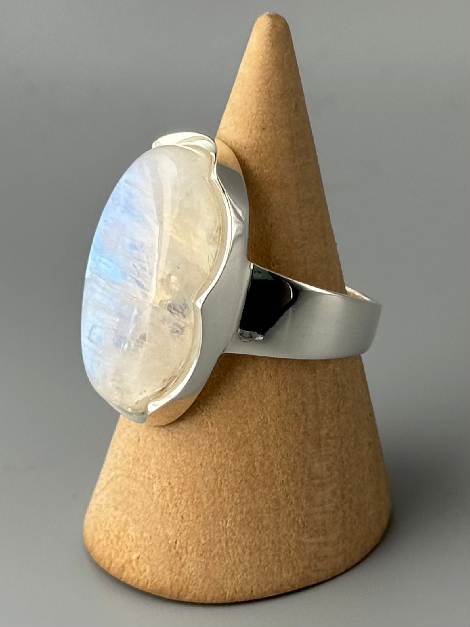 •RAINBOW MOONSTONE - LARGE OVAL• scalloped bezel silver ring (size 10.75)
