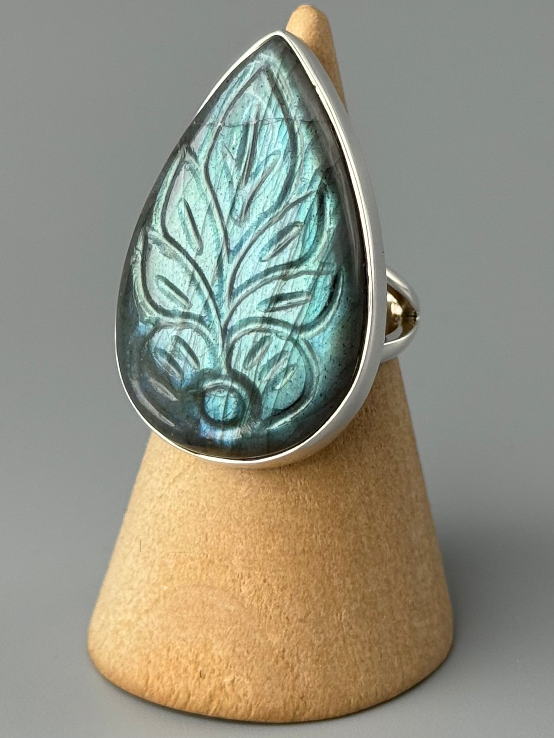 •ETCHED LABRADORITE - TEAR• split band silver ring (size 6.25)