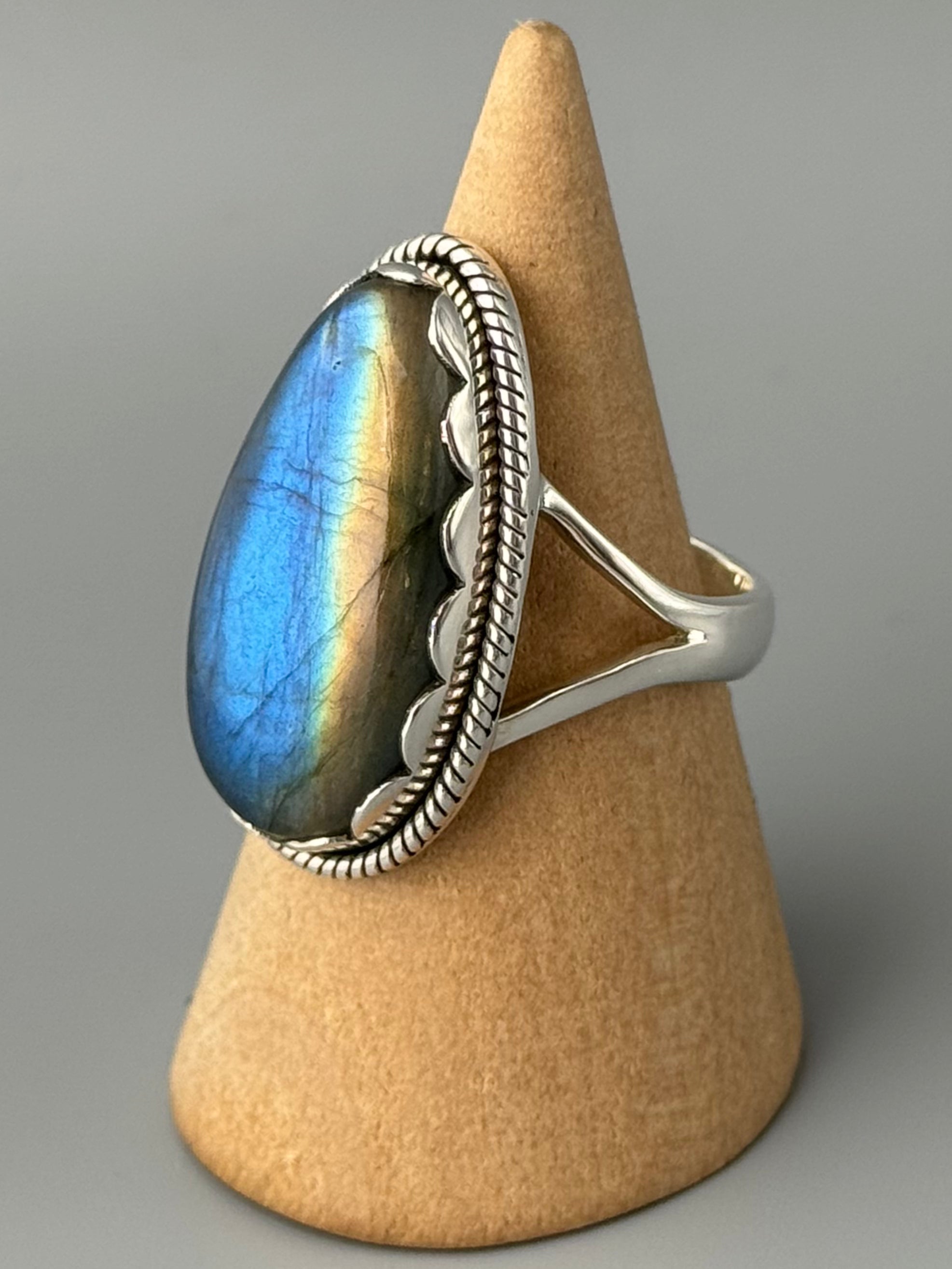 •LABRADORITE - PETAL• decorative bezel silver ring (size 9)