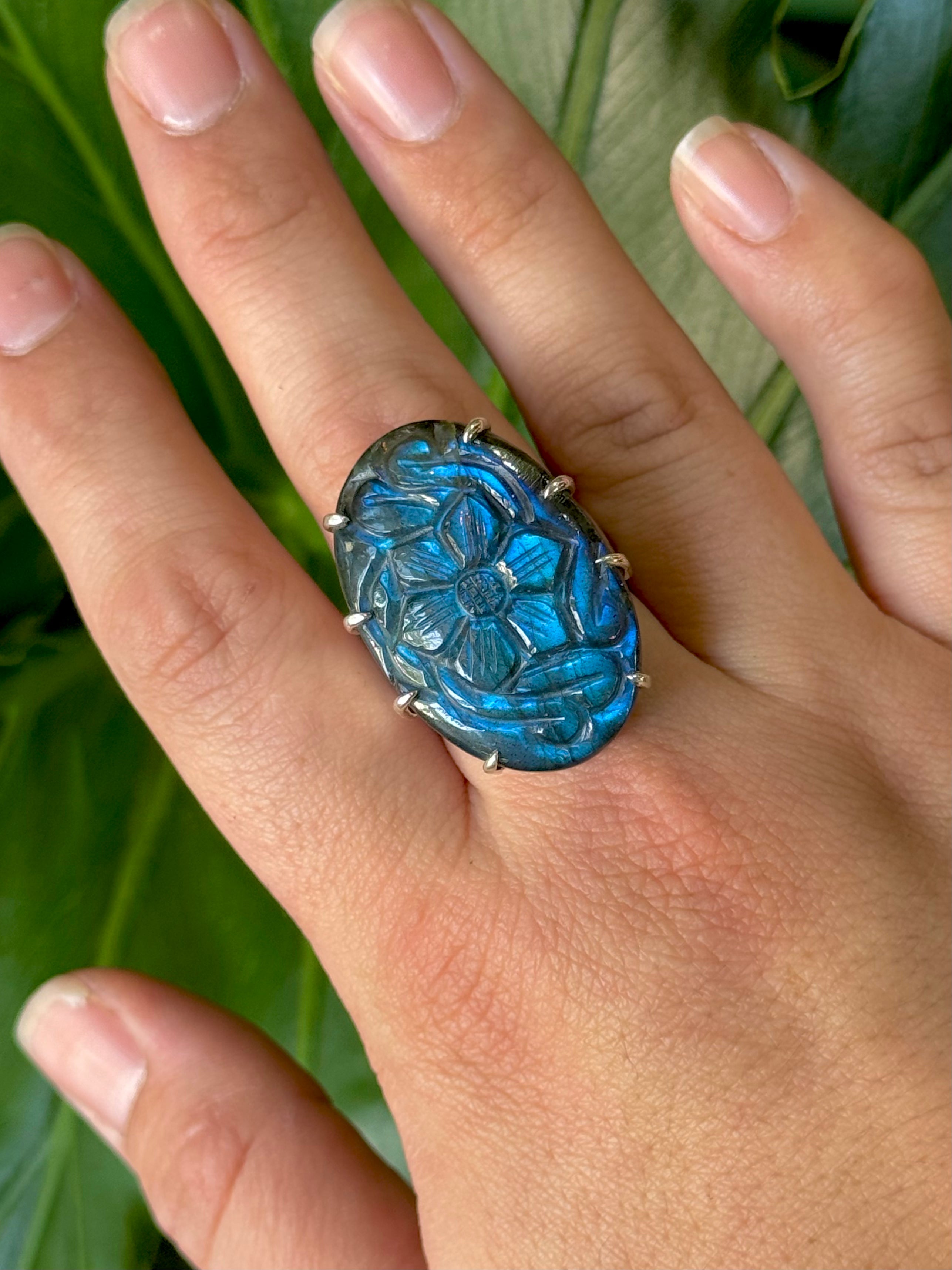 •ETCHED LABRADORITE - OVAL• chevron band silver ring (size 8.75)