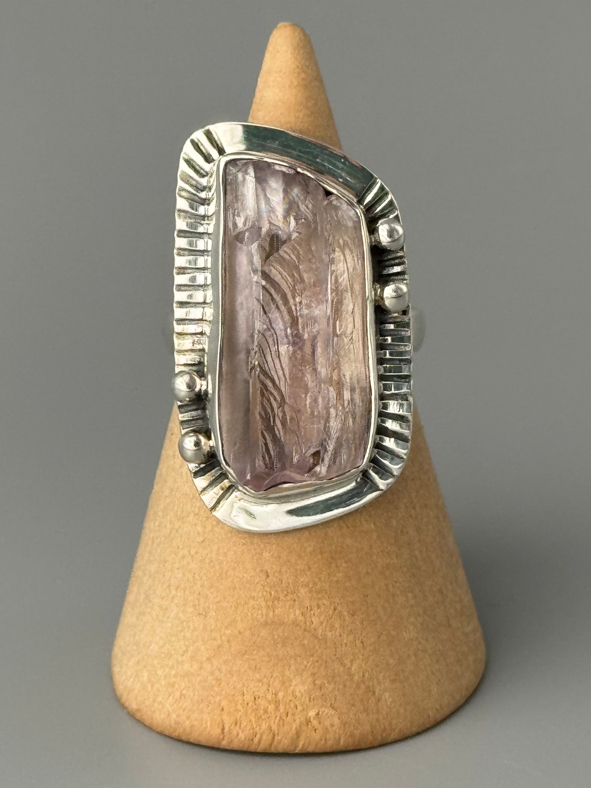 •KUNZITE - MESA 2• decorative bezel silver ring (size 6.75)