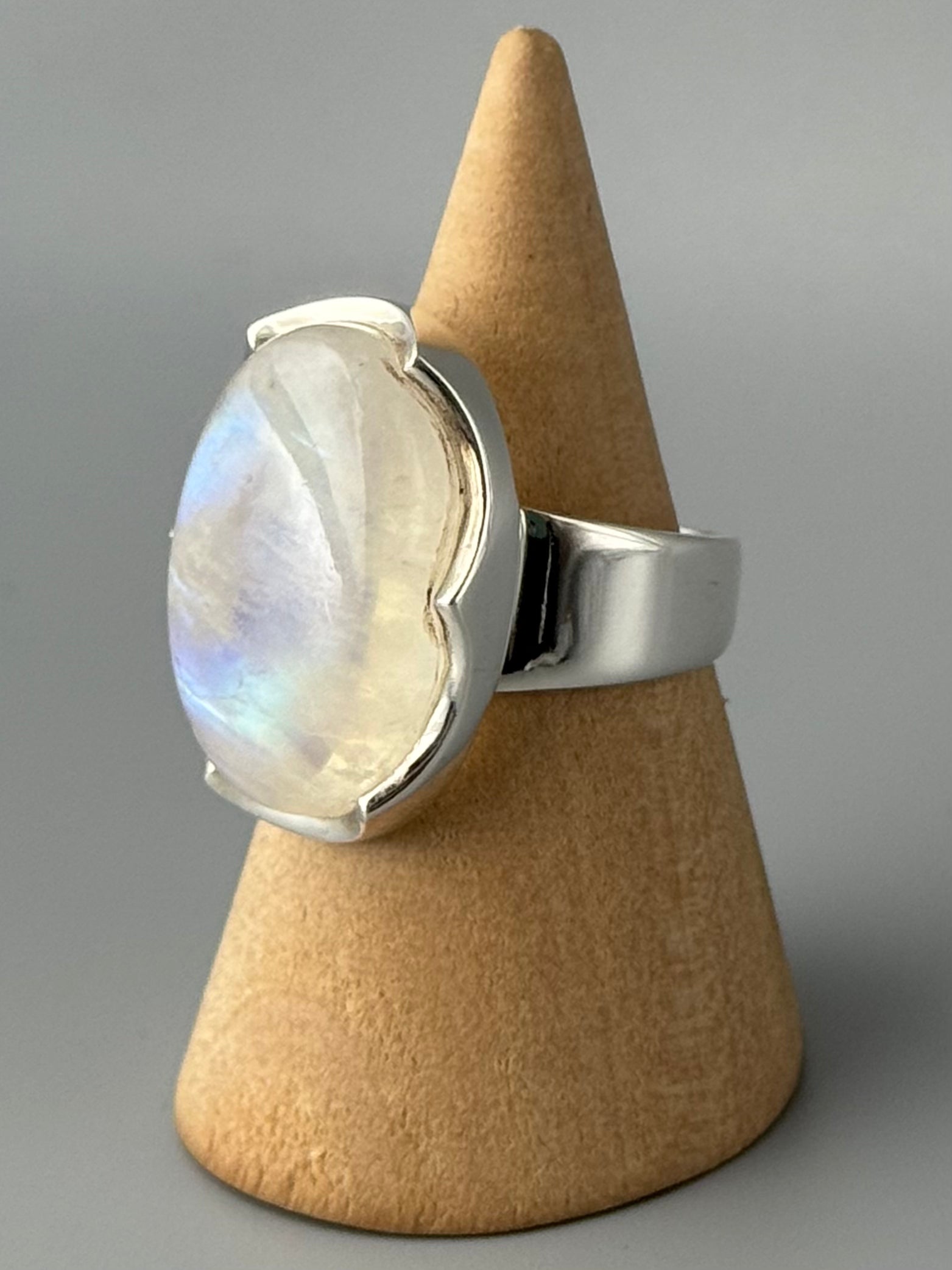 •RAINBOW MOONSTONE - MEDIUM OVAL• scalloped bezel silver ring (size 8.75)