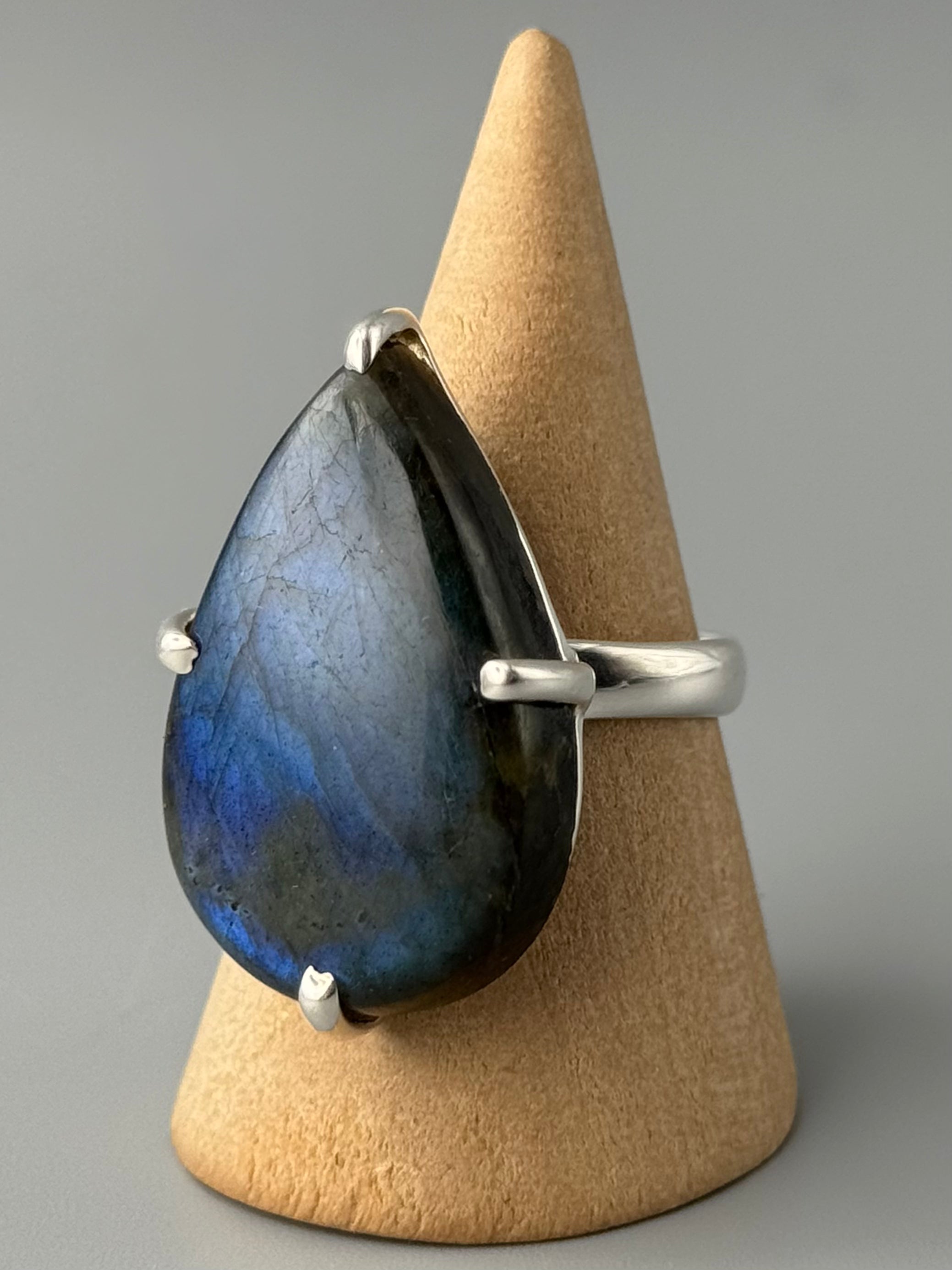 •LABRADORITE - MEDIUM TEAR• prong set silver ring (size 10)