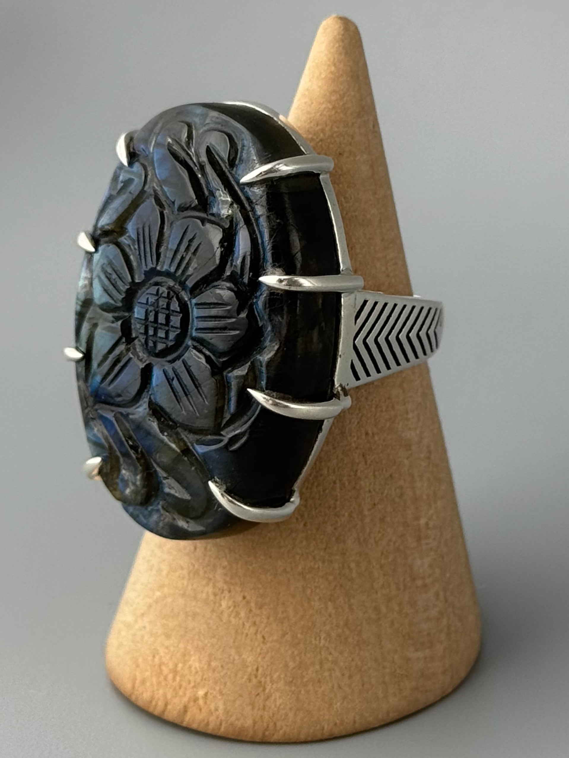•ETCHED LABRADORITE - OVAL• chevron band silver ring (size 6)