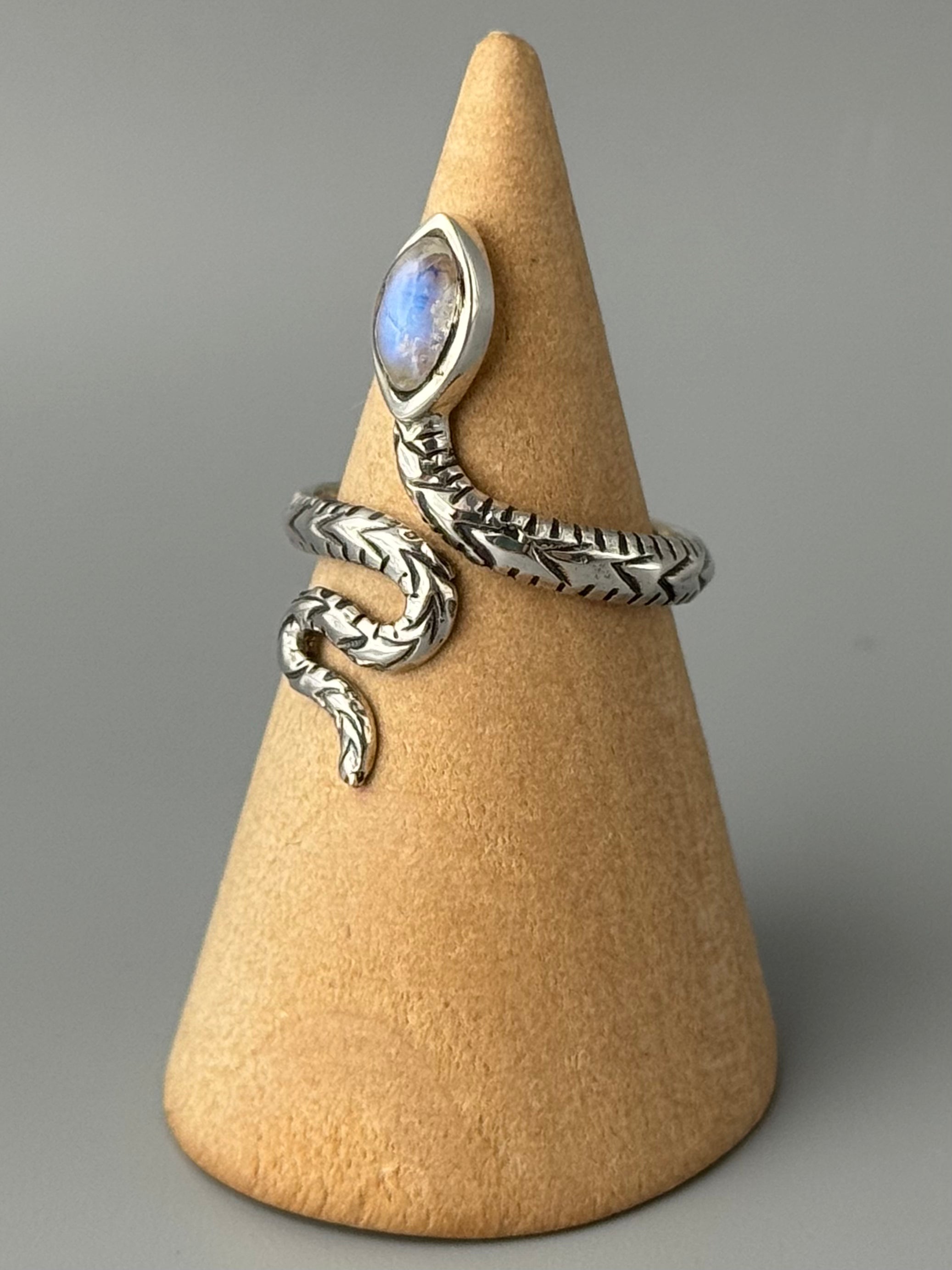 •RAINBOW MOONSTONE - SLITHER• adjustable silver ring