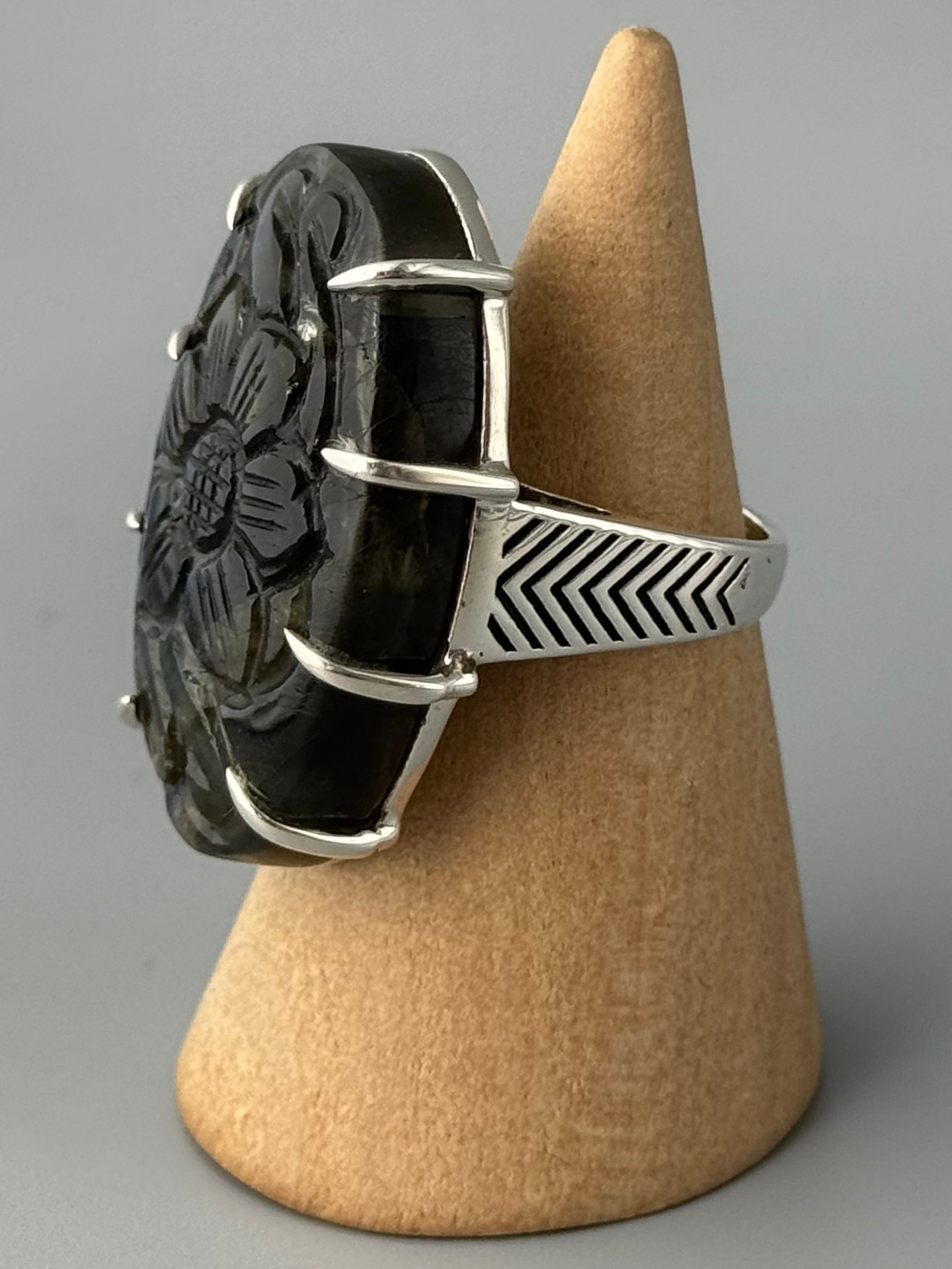•ETCHED LABRADORITE - OVAL• chevron band silver ring (size 6)