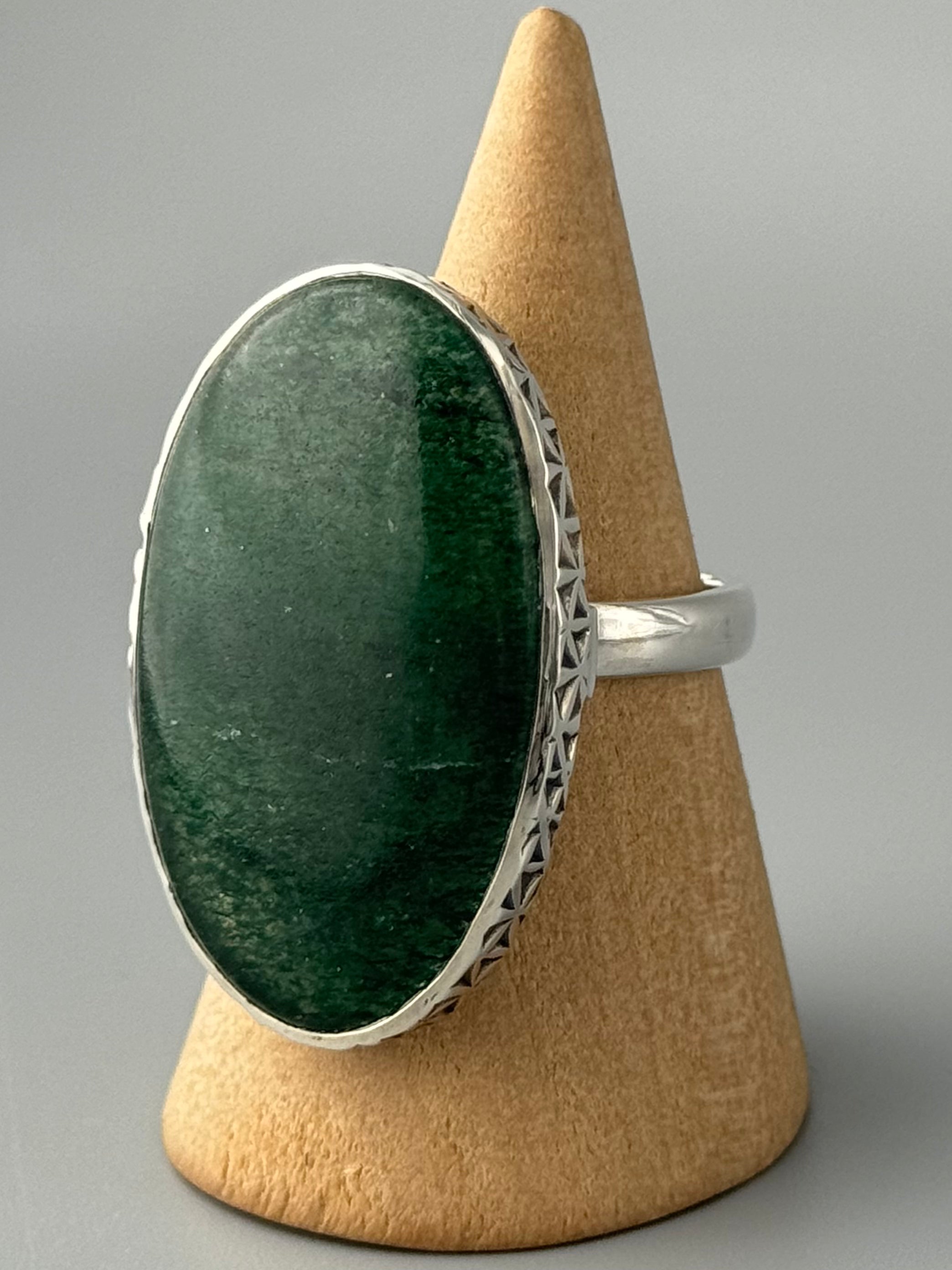 •GREEN AVENTURINE - OVAL• elemental bezel silver ring (size 8.75)