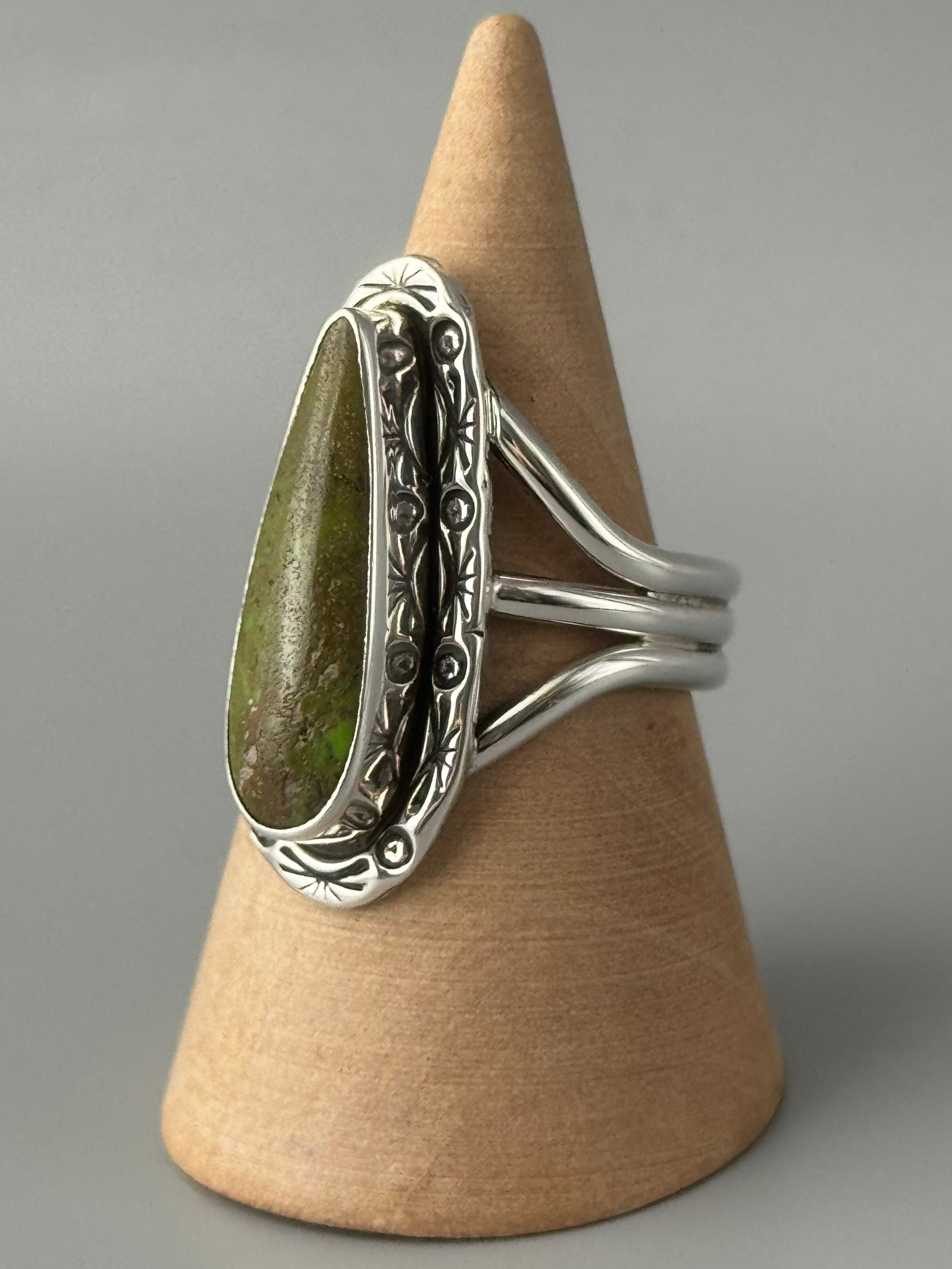 •GASPEITE - SHÁ• Navajo silver ring (size 10)