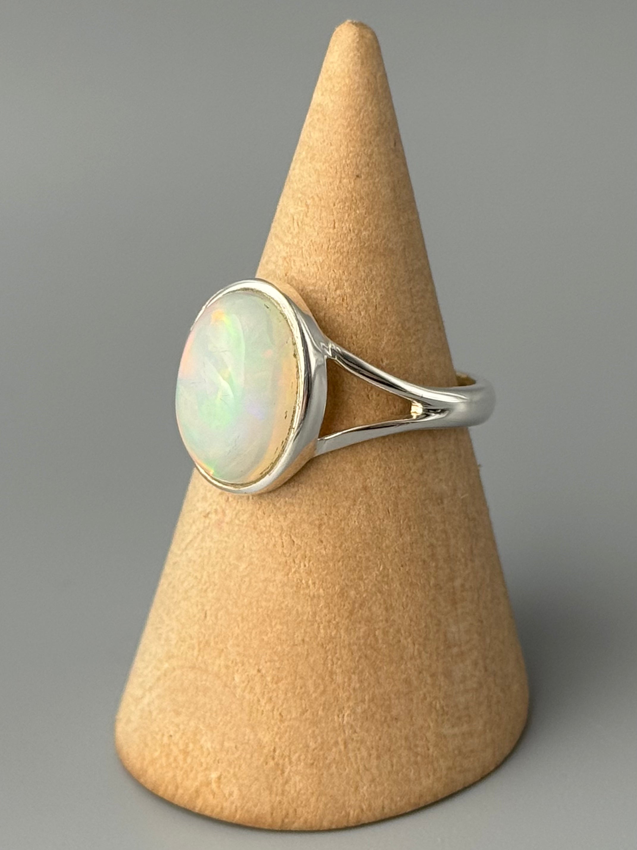 •ETHIOPIAN OPAL - OVAL• split band silver ring (size 8)