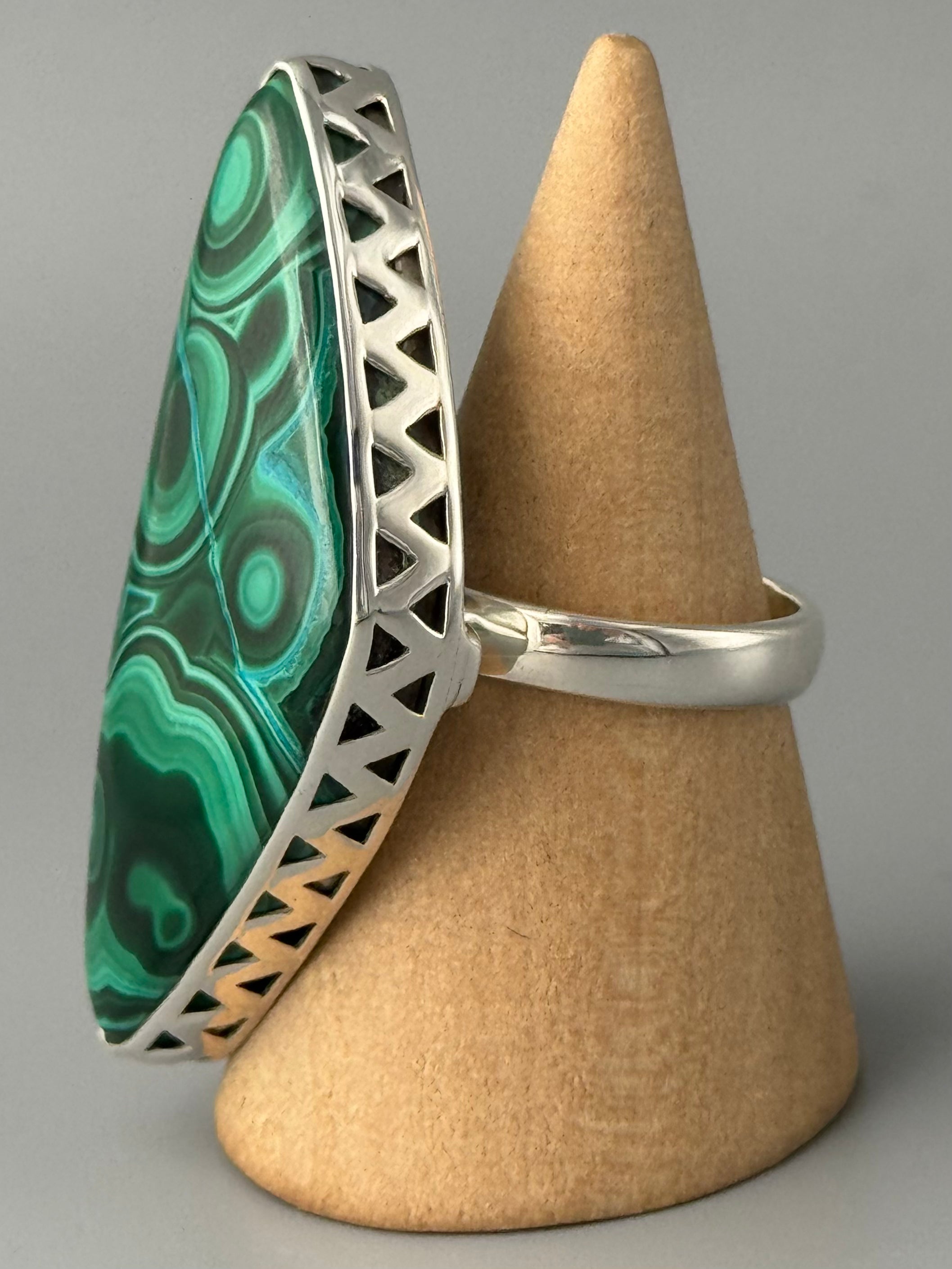 •MALACHITE - SOFT TRIANGLE• zig zag bezel silver ring (size 8.75)