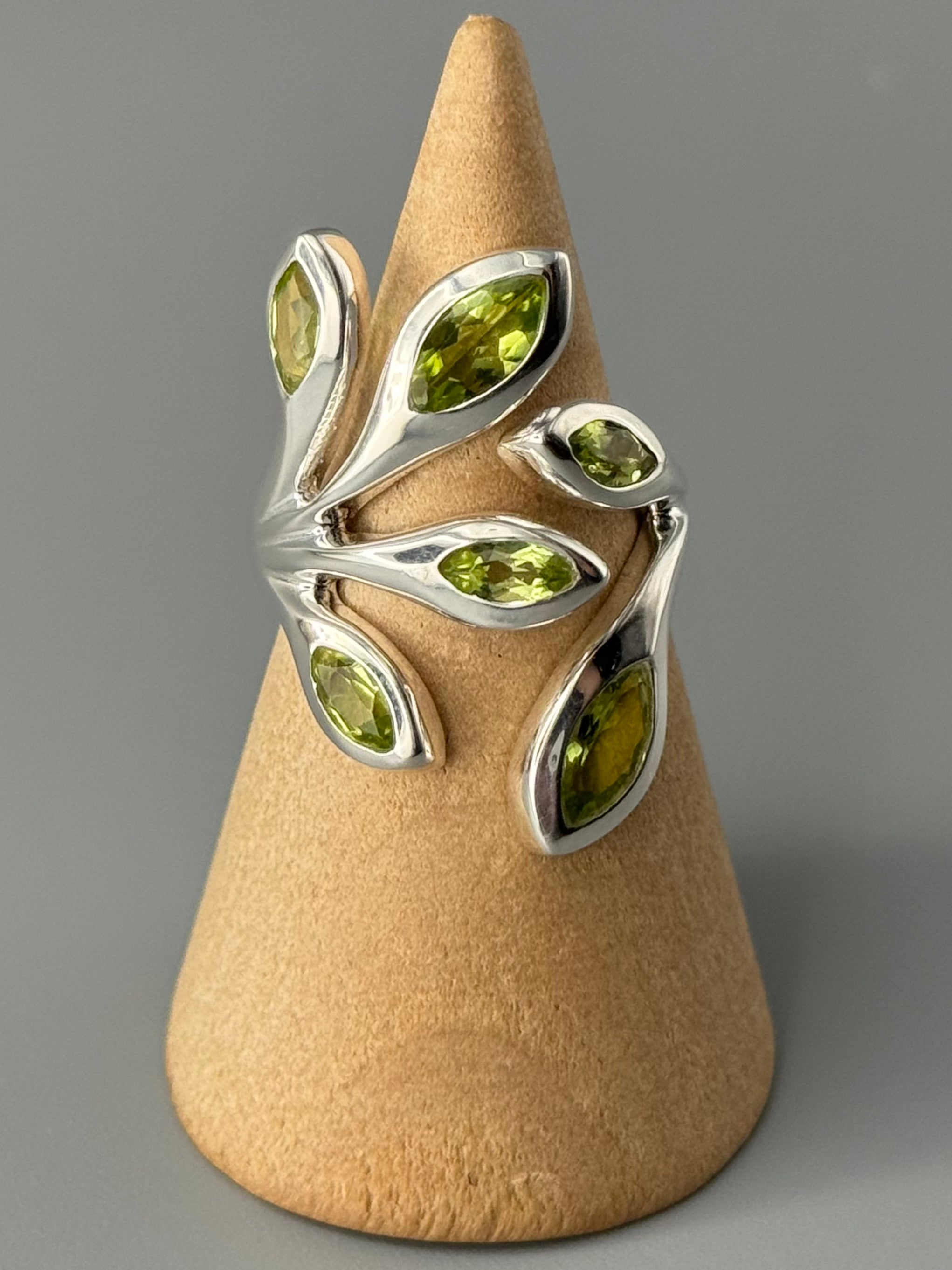 •PERIDOT - LÓRIEN• adjustable silver ring