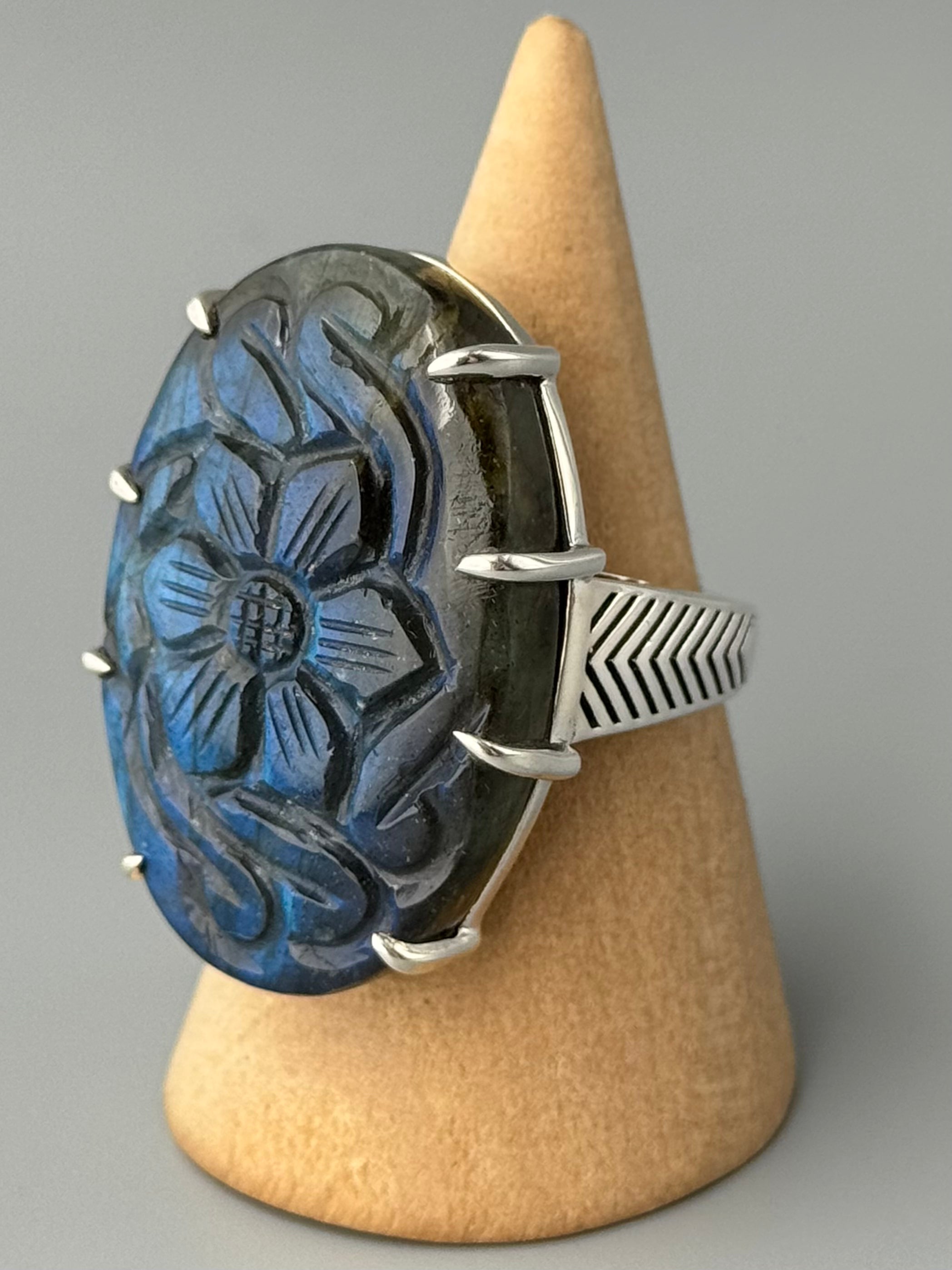 •ETCHED LABRADORITE - OVAL• chevron band silver ring (size 8.75)