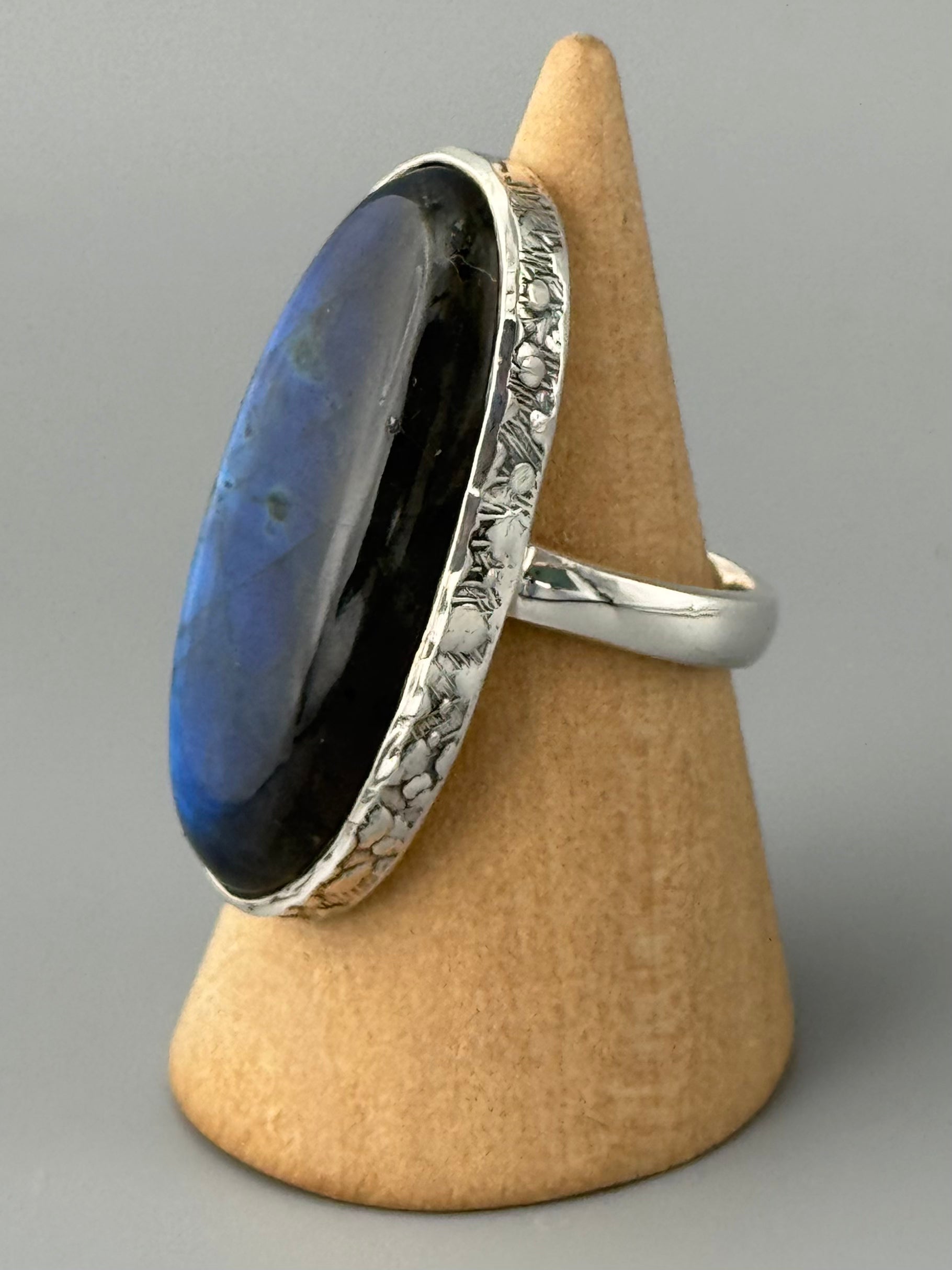 •LABRADORITE - OVAL• cobblestone bezel silver ring (size 8.75)