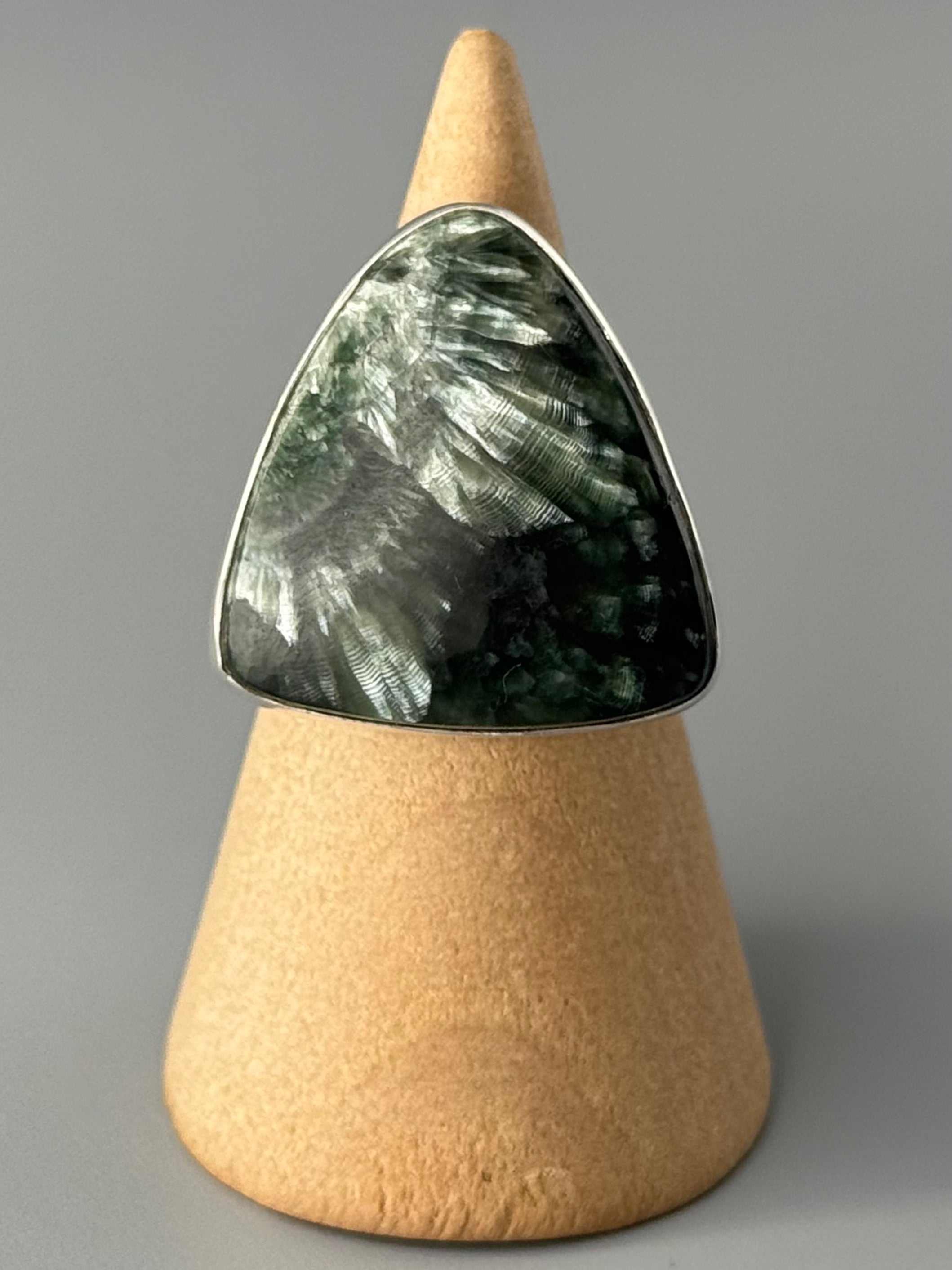 •SERAPHINITE - ROUND TRIANGLE• simple bezel silver ring (size 7)