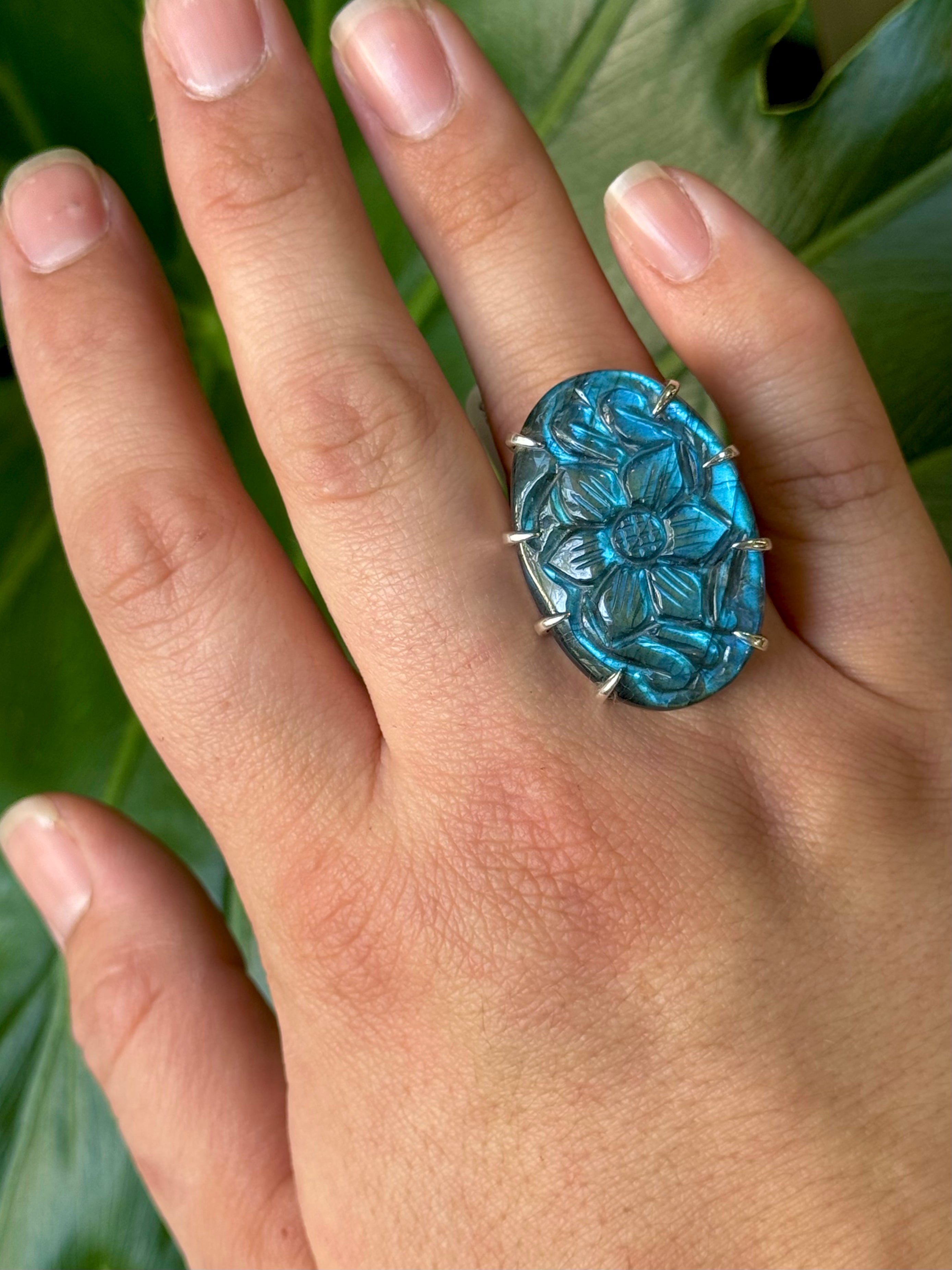 •ETCHED LABRADORITE - OVAL• chevron band silver ring (size 6.75)