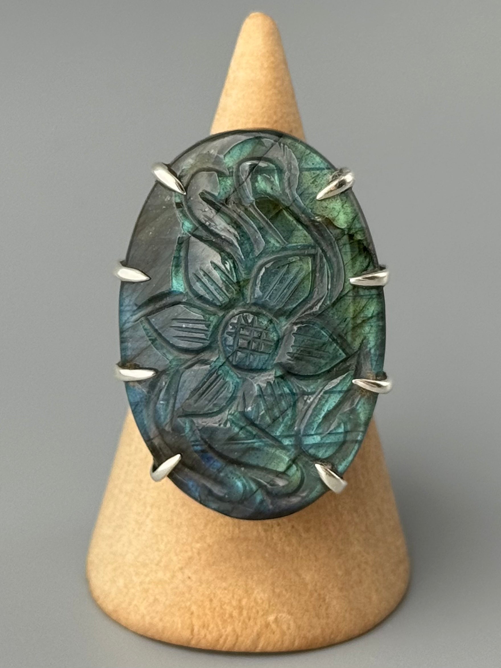 •ETCHED LABRADORITE - OVAL• chevron band silver ring (size 7.75)