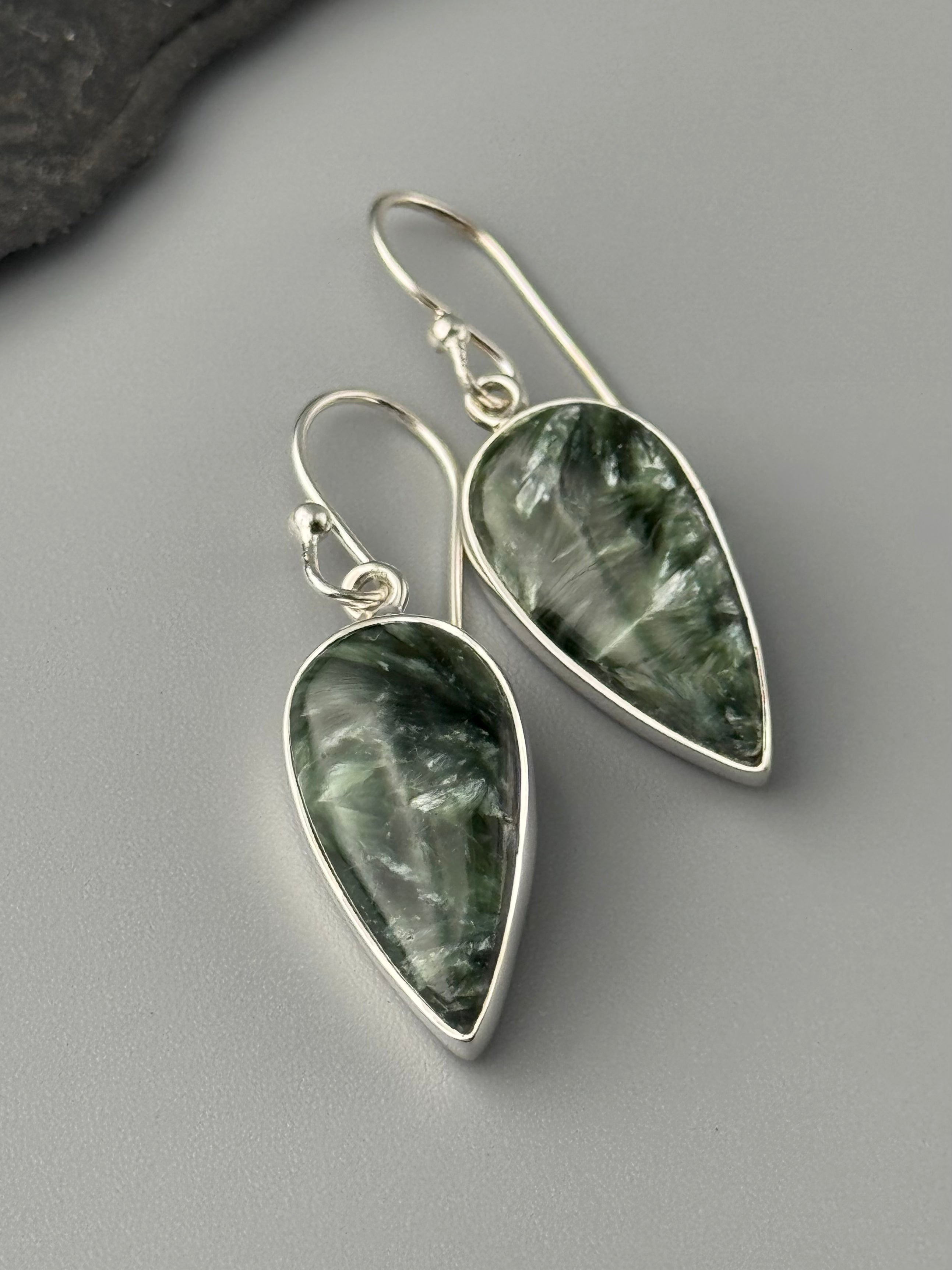 •SERAPHINITE - SPEAR TEAR• silver dangle earrings