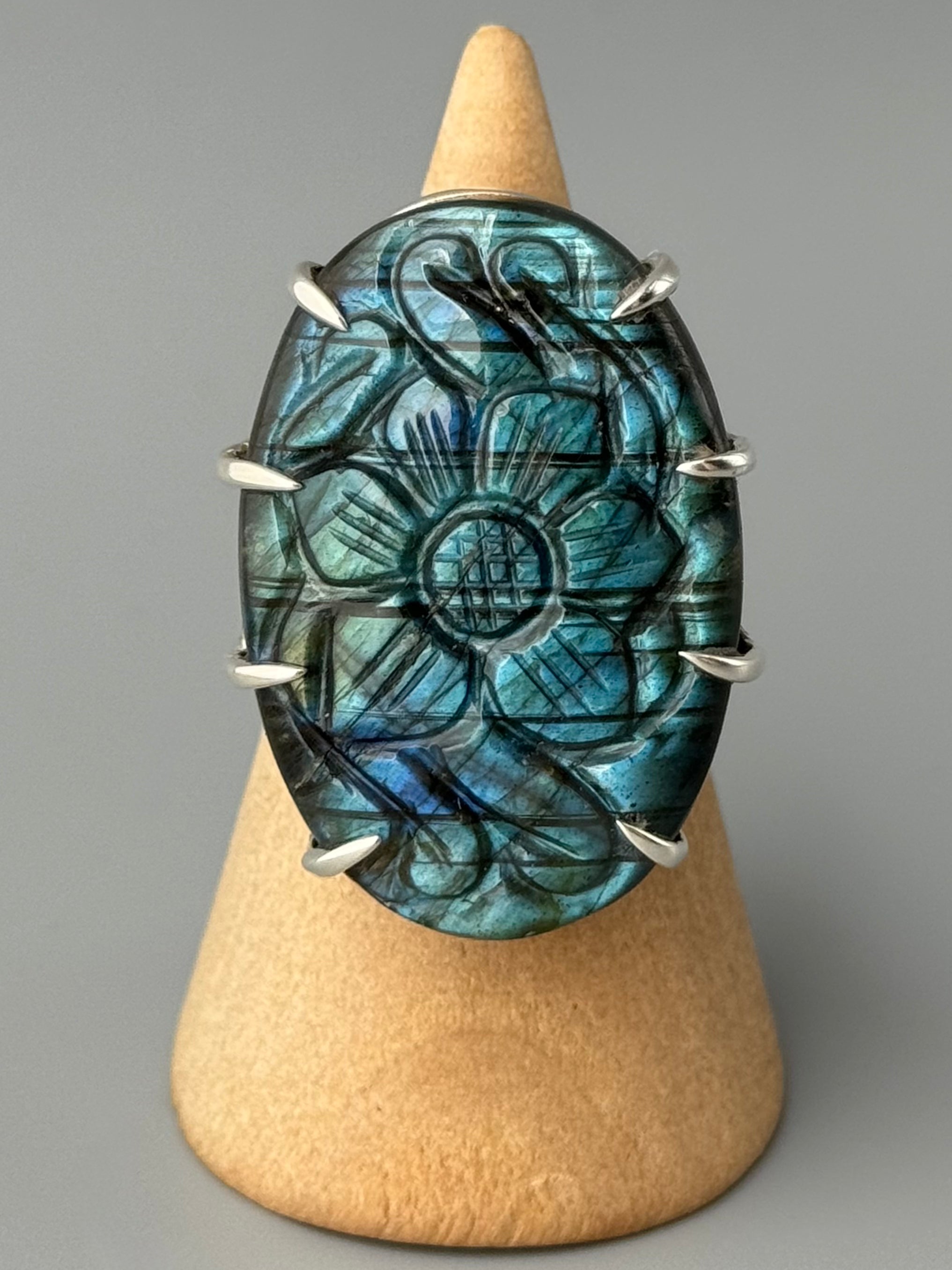 •ETCHED LABRADORITE - OVAL• chevron band silver ring (size 6)
