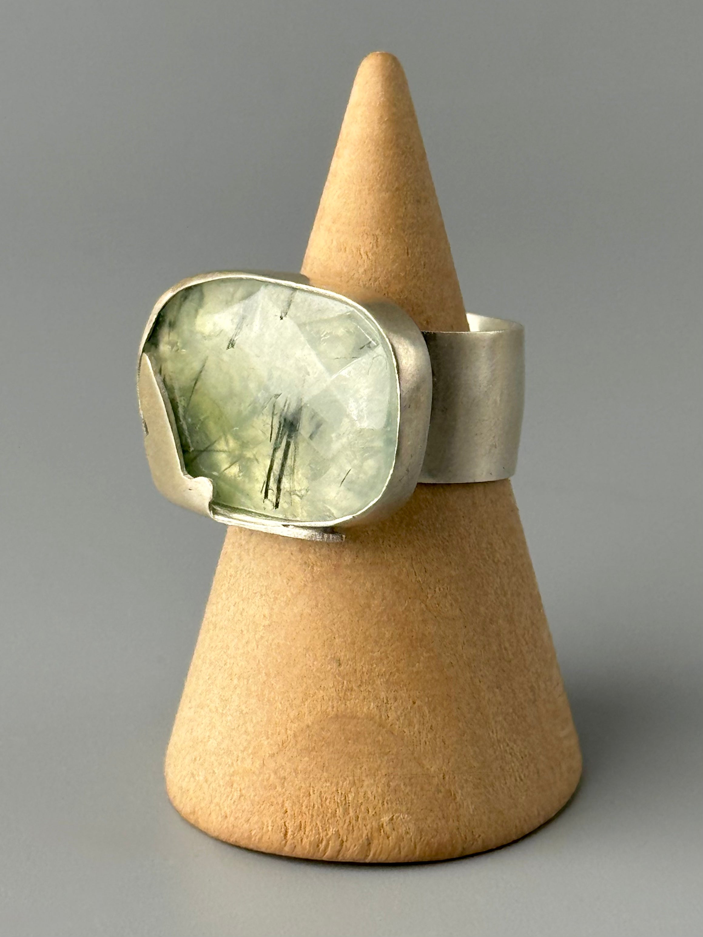 •MARIPOSA NOCTURNA• prehnite + silver ring (SIZE 6.75)