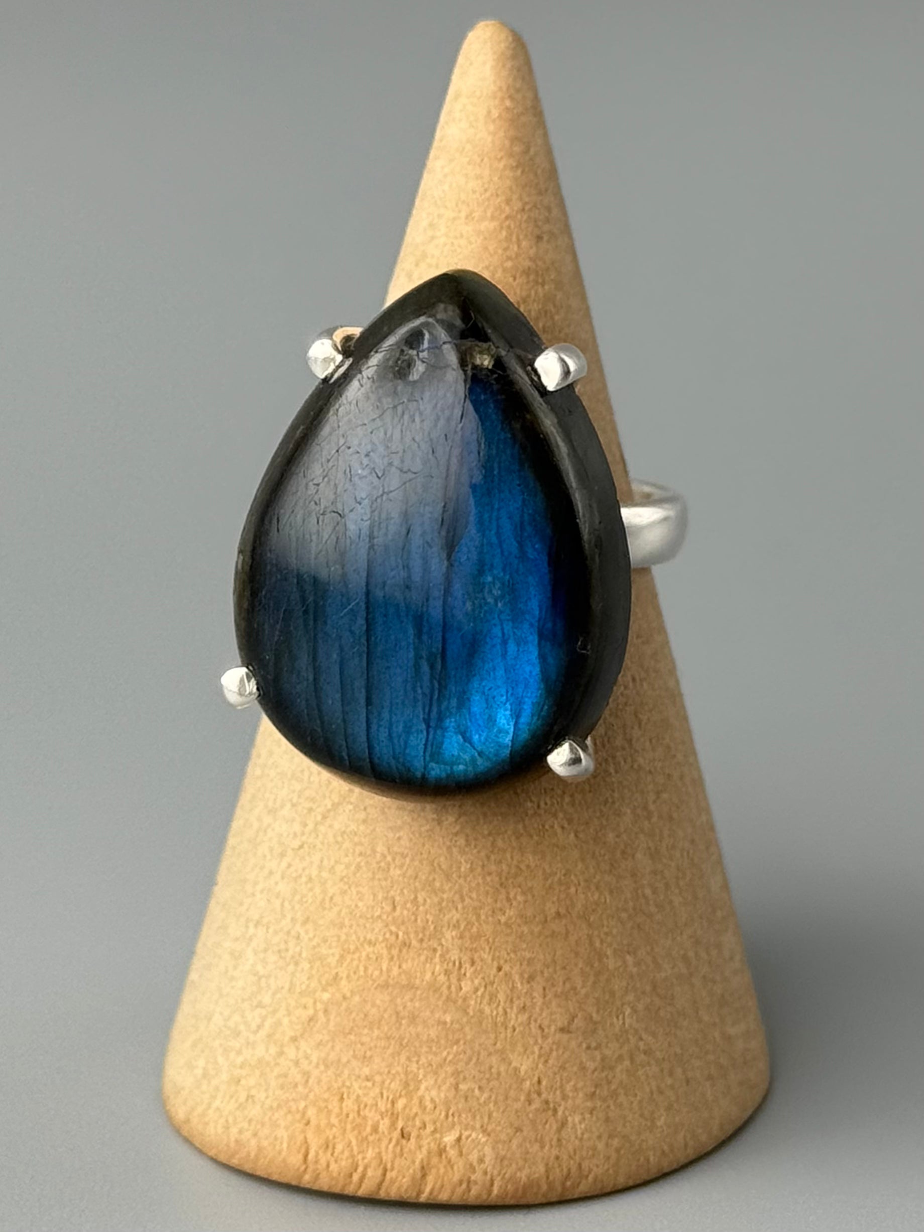 •LABRADORITE - SMALL TEAR• prong set silver ring (size 7)