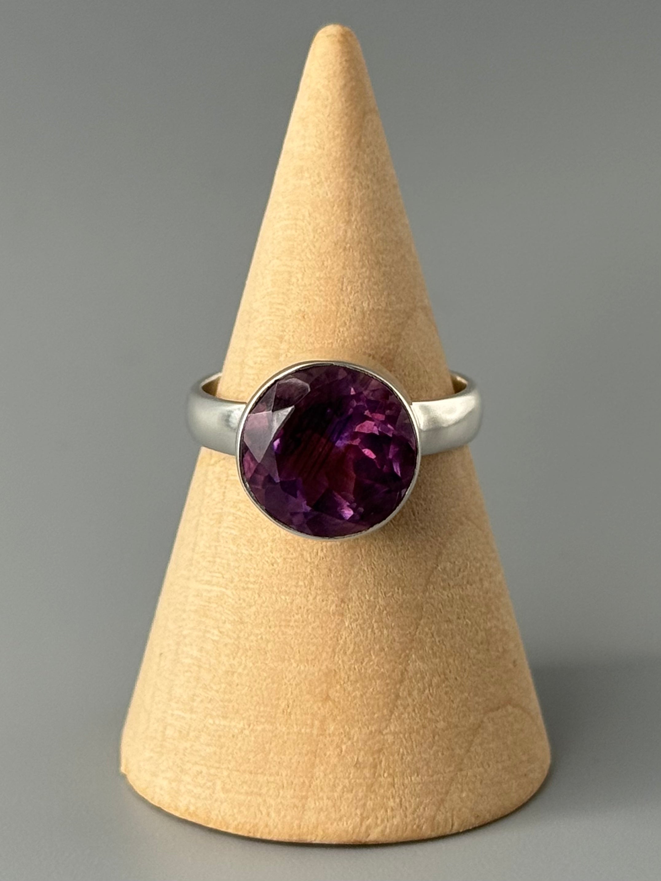 •AMETHYST - PERFECT CIRCLE• simple bezel silver ring (size 7.75)