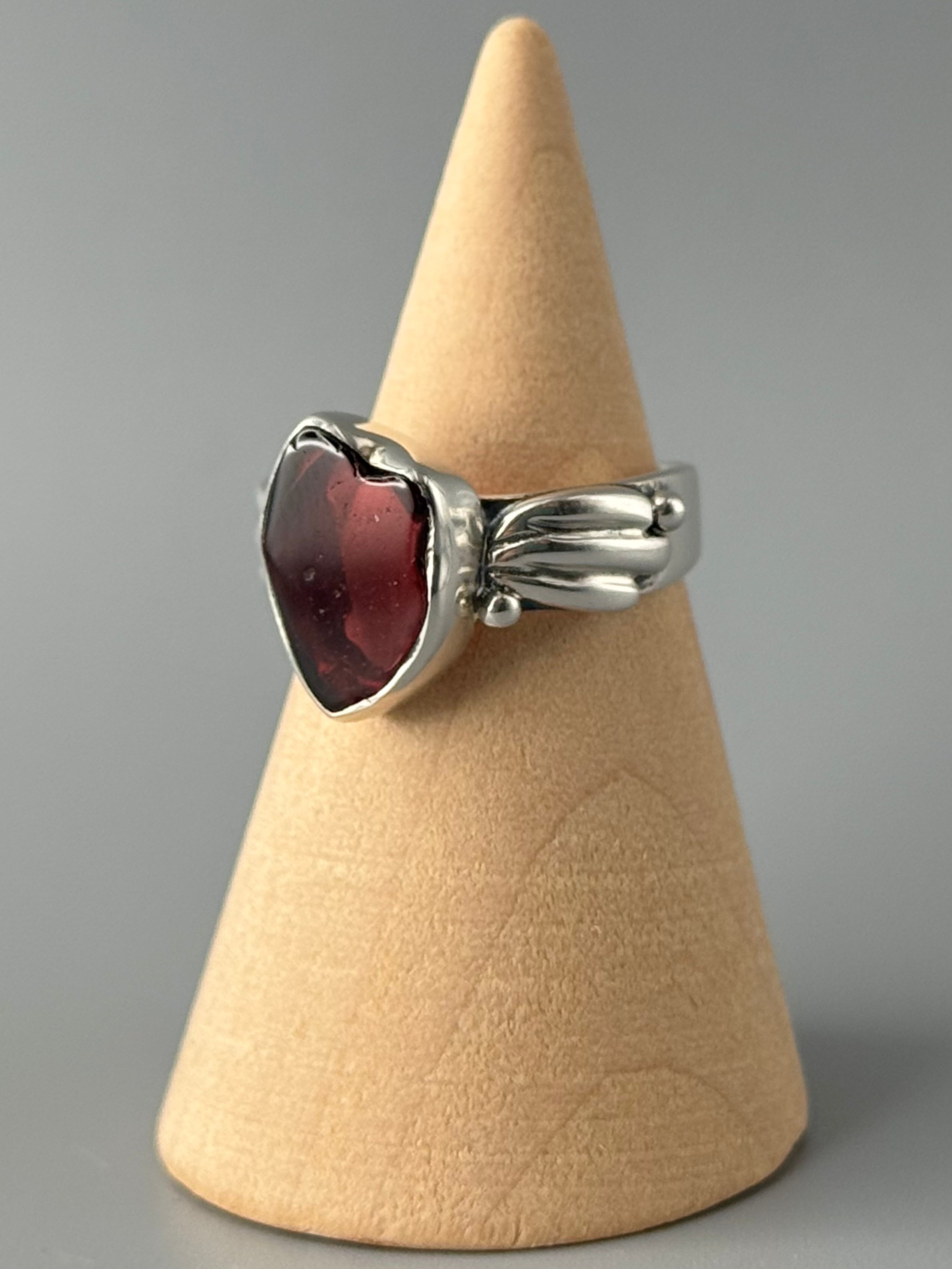 •GARNET - ANTHER• decorative band silver ring (size 5.75)
