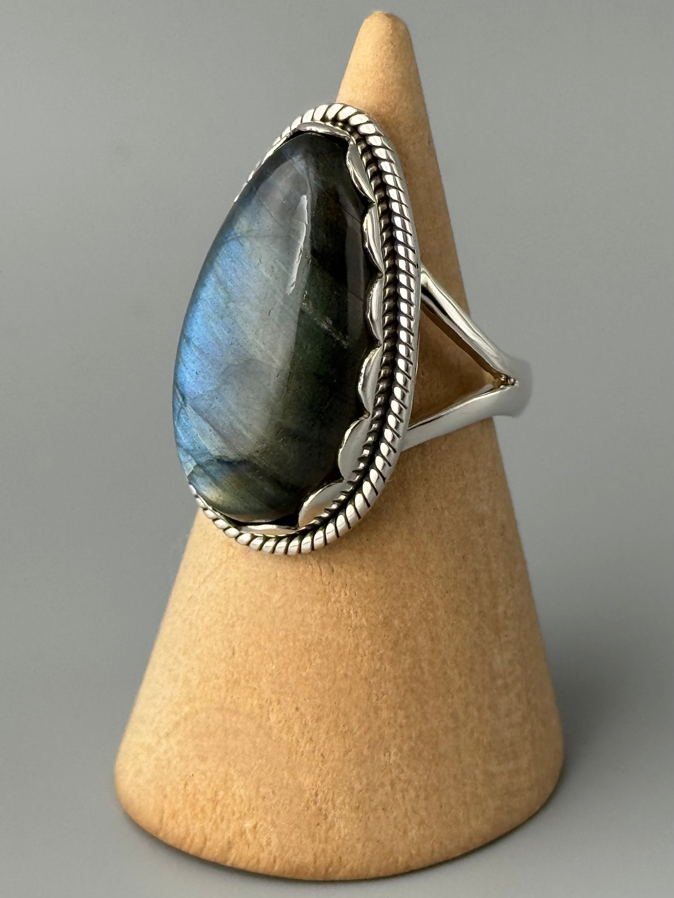 •LABRADORITE - PETAL• decorative bezel silver ring (size 6.75)