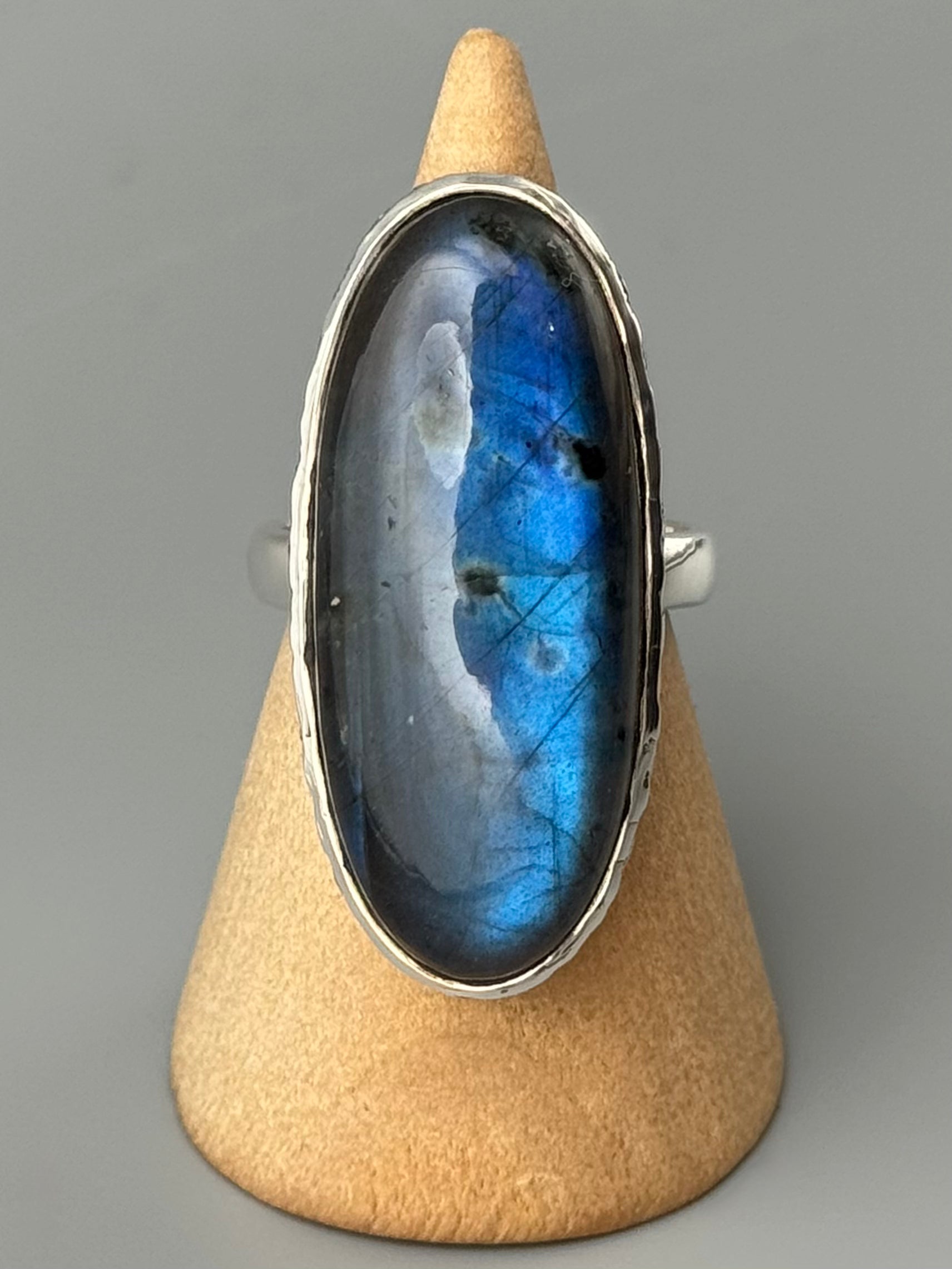 •LABRADORITE - OVAL• cobblestone bezel silver ring (size 8.75)
