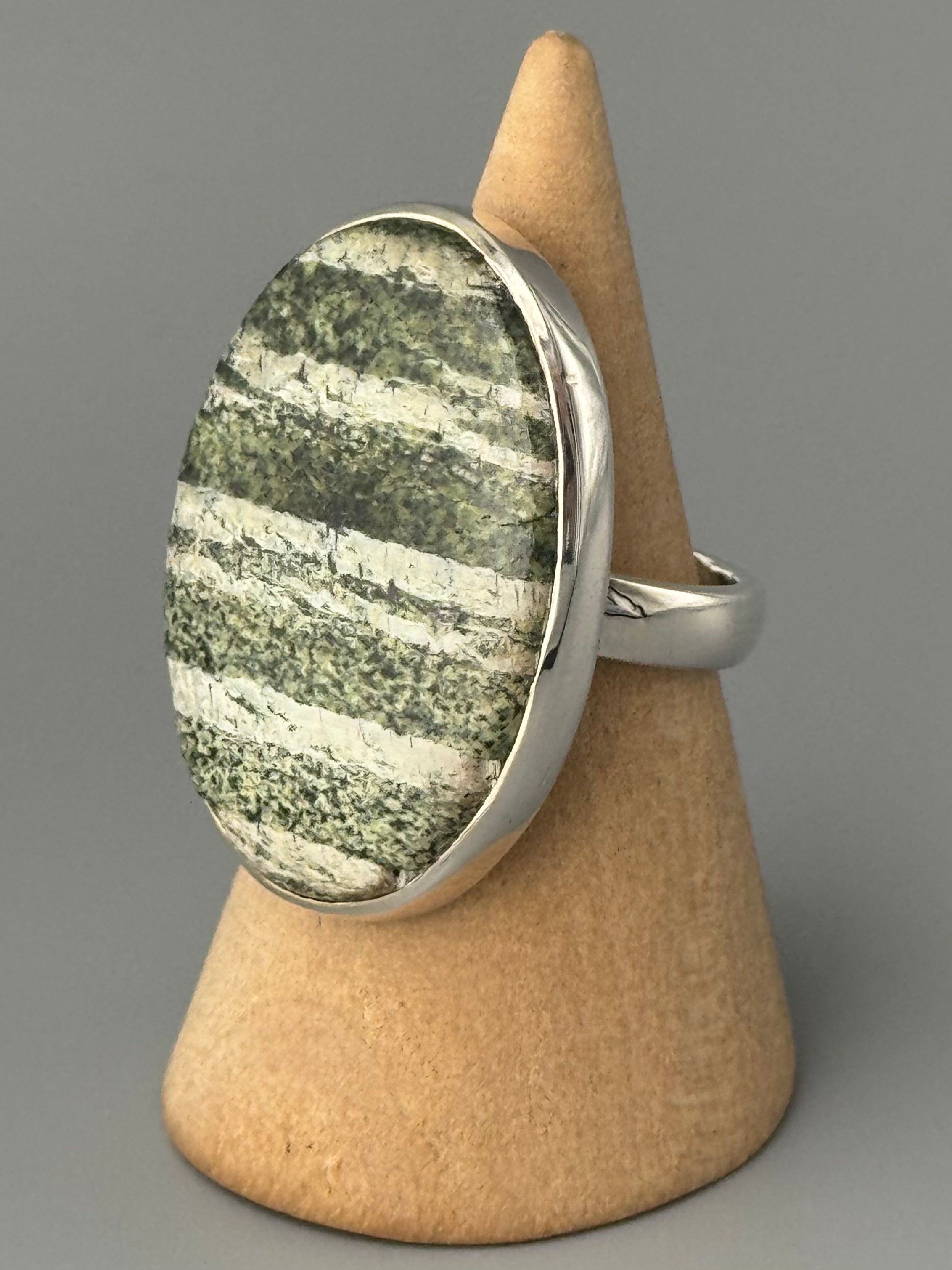 •SERAPHINITE - OVAL• simple bezel silver ring (size 7.75)