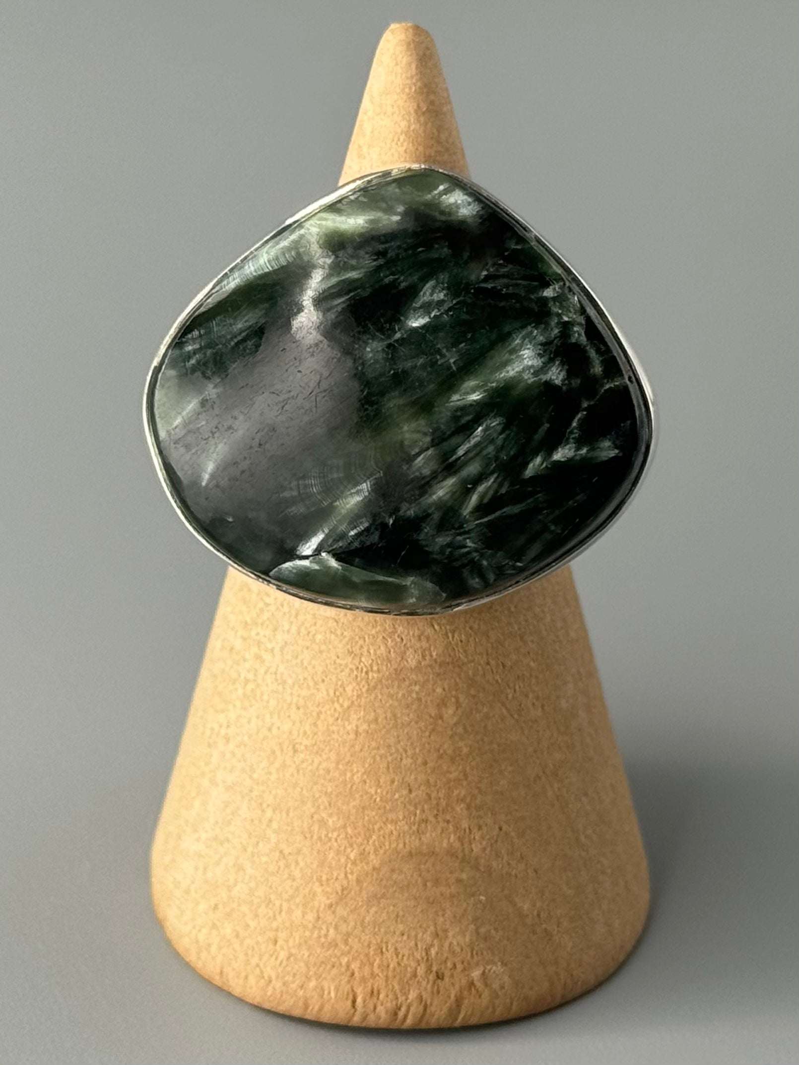 •SERAPHINITE - FREEFORM• simple bezel silver ring (size 7.5)