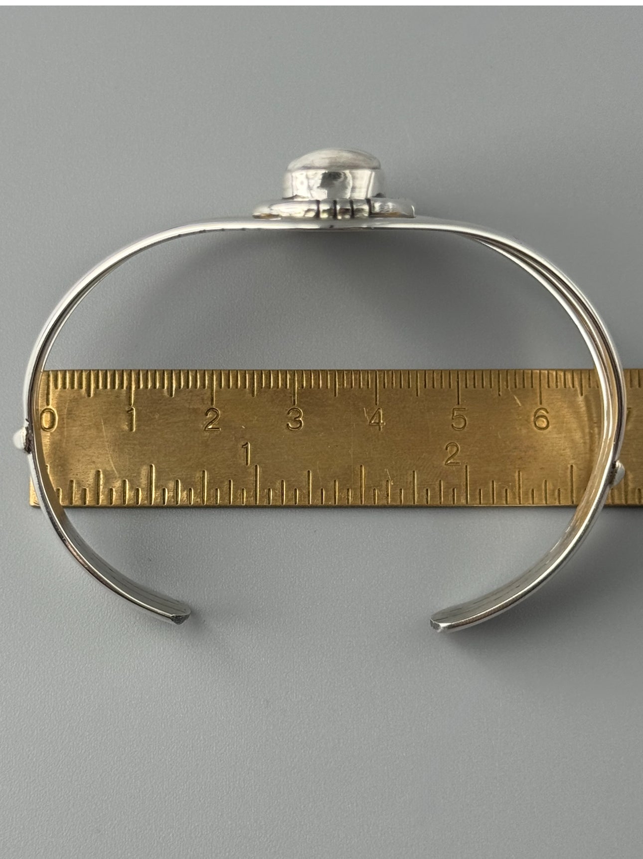 •WHITE BUFFALO - MOUNTAIN FEATHERS• Navajo sterling silver cuff bracelet (6.75" +/-)
