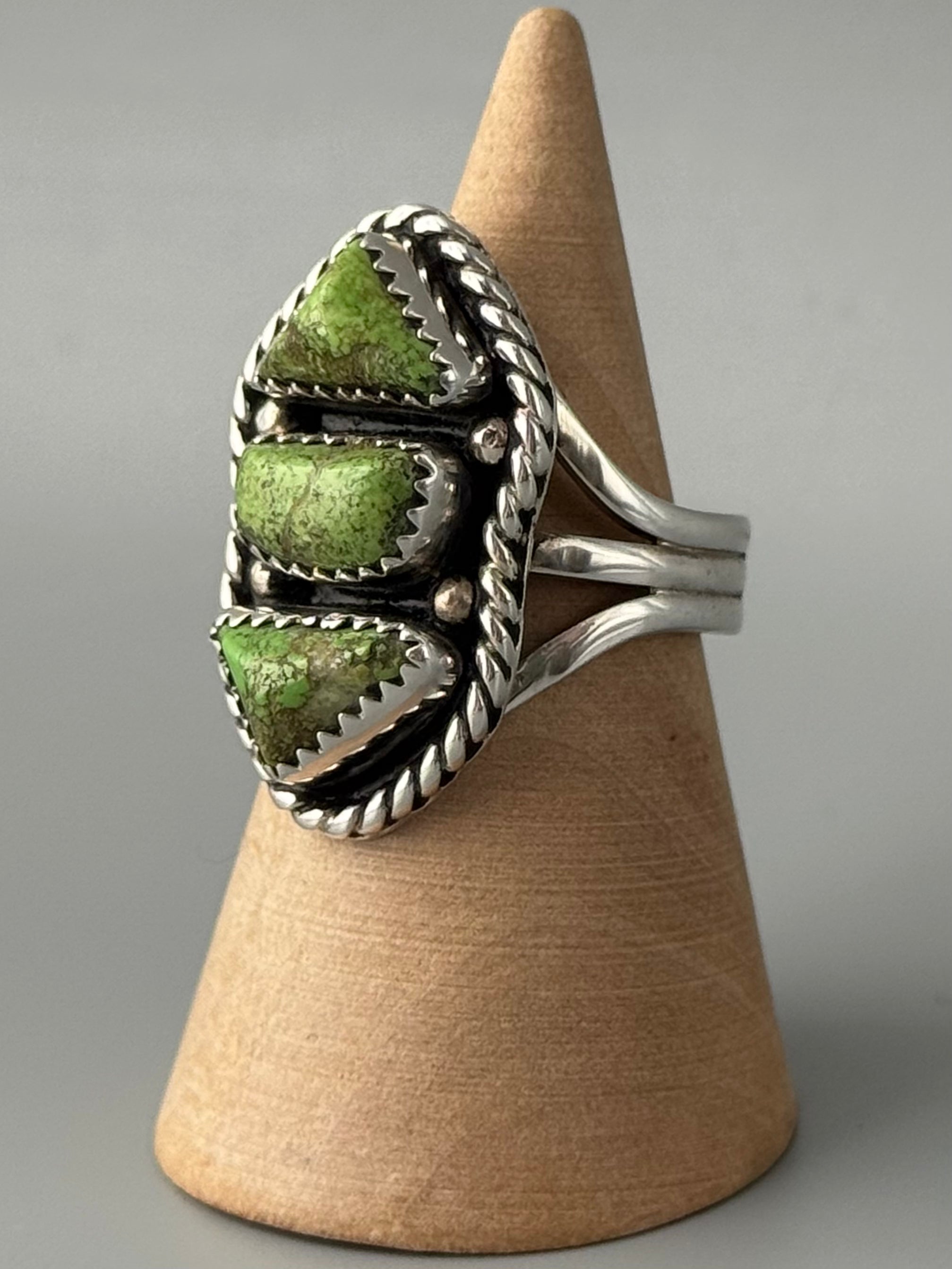 •GASPEITE - TÁÁ - 1• Navajo silver ring (size 8)