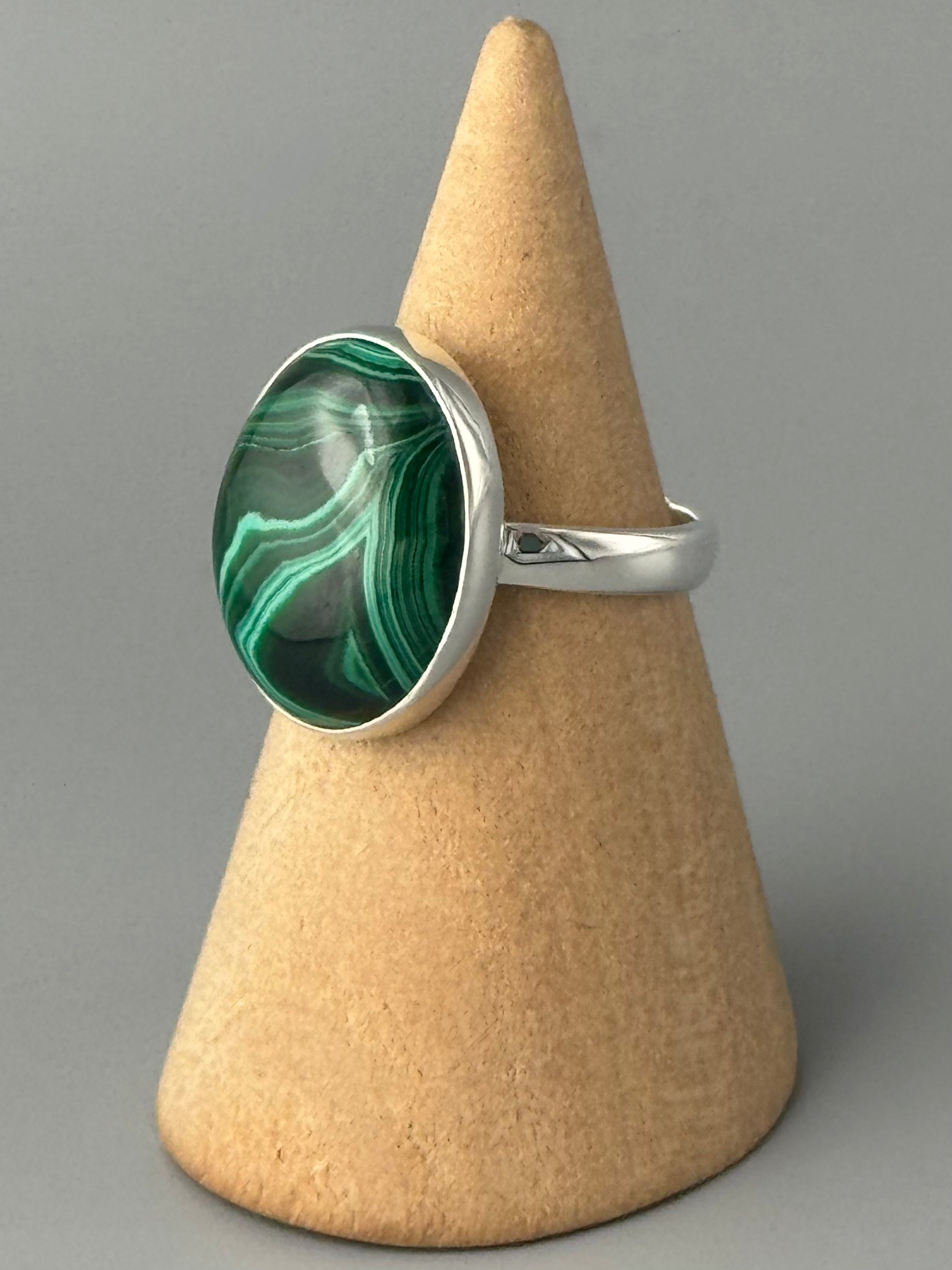 •MALACHITE - OVAL• simple bezel silver ring (size 6)