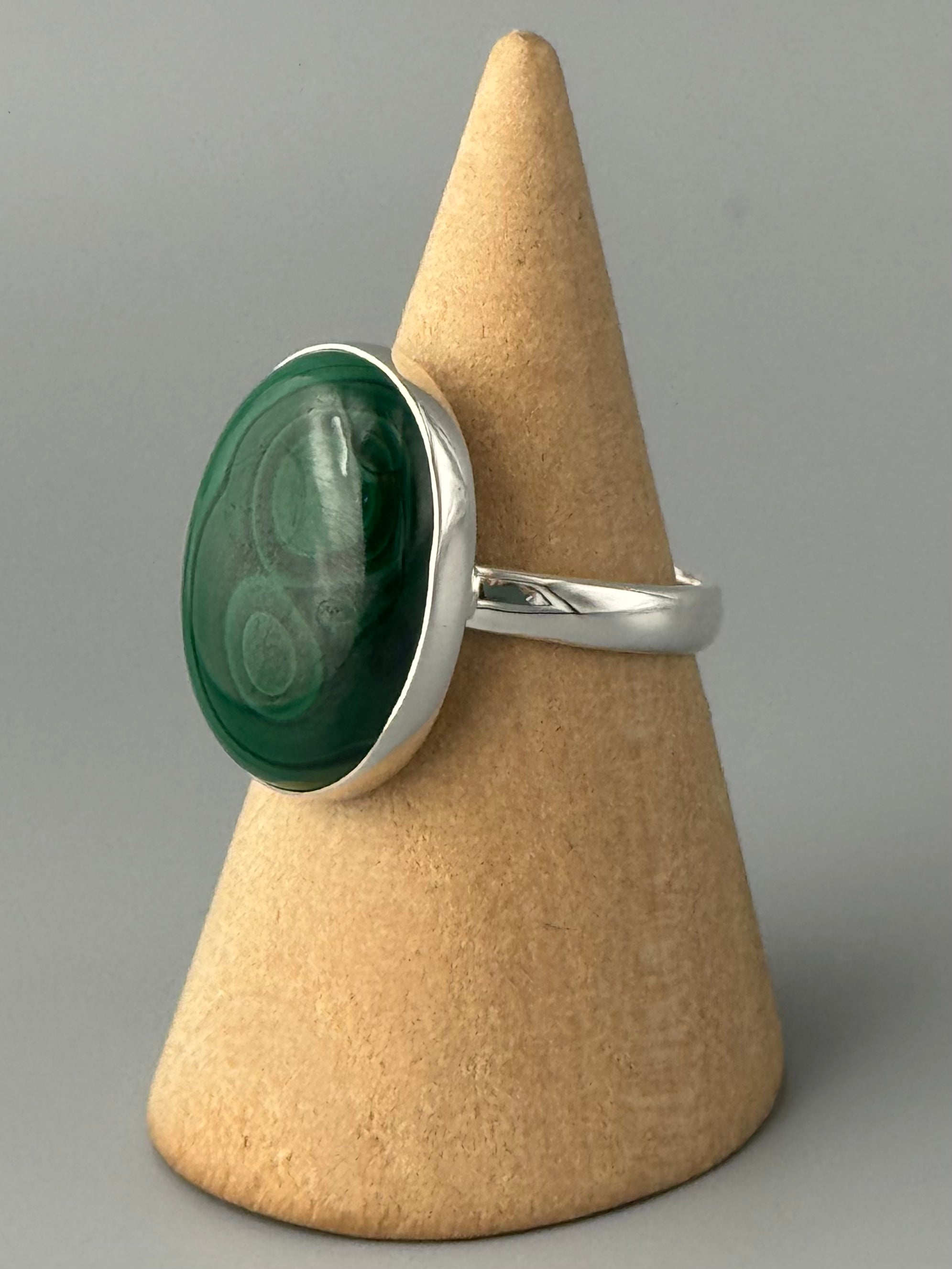 •MALACHITE - OVAL• simple bezel silver ring (size 8)