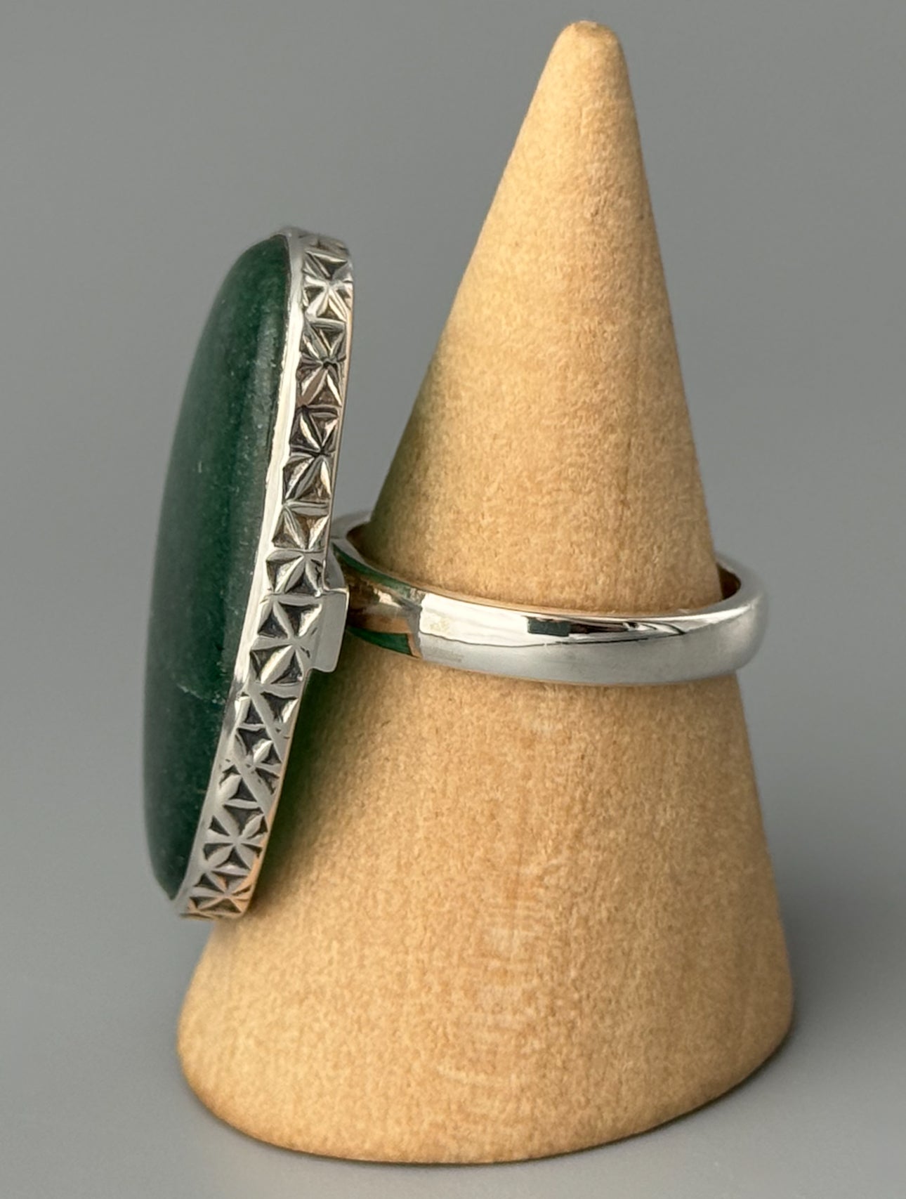 •GREEN AVENTURINE - OVAL• elemental bezel silver ring (size 8.75)