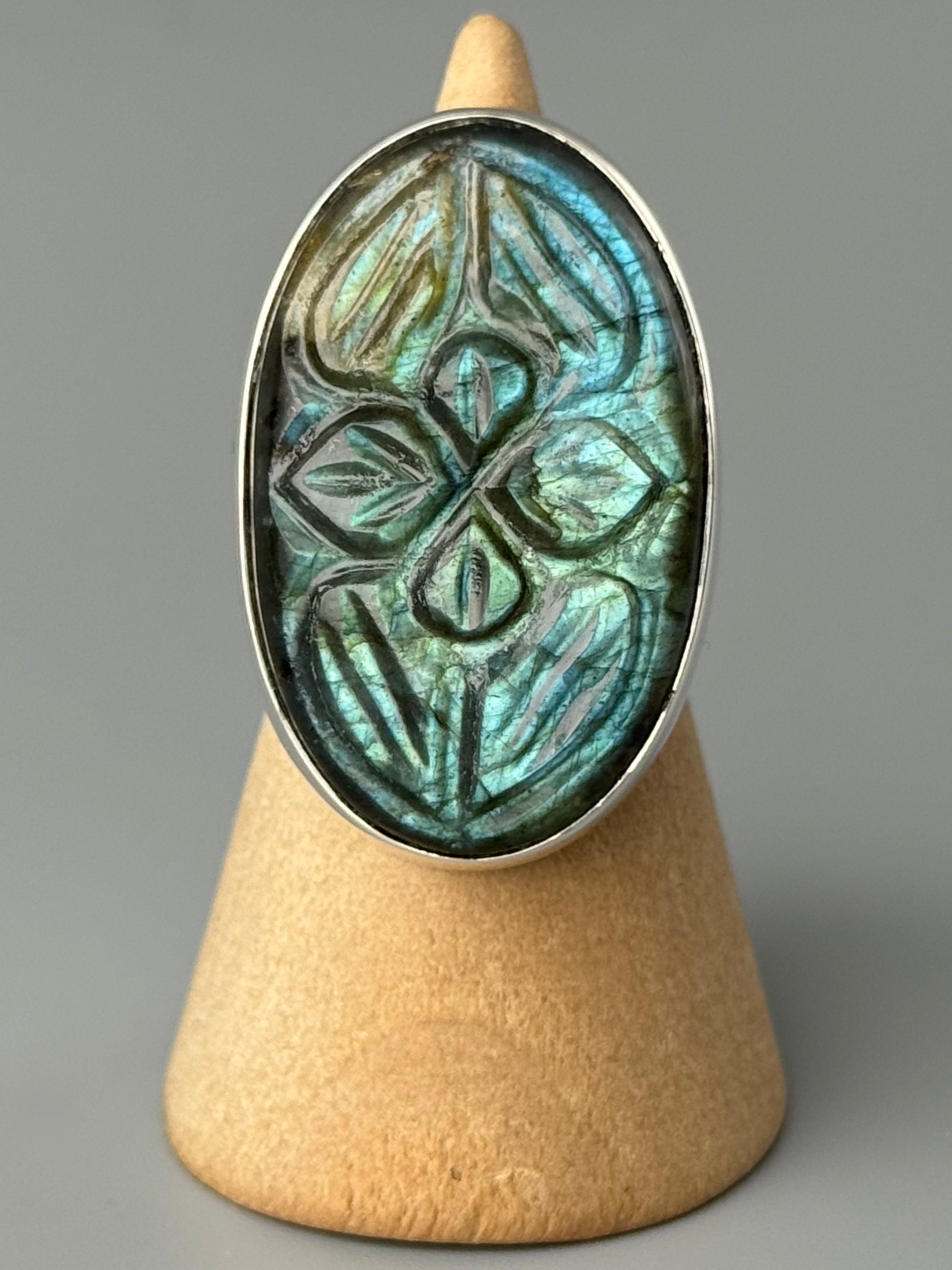 •ETCHED LABRADORITE - OVAL - 1• split band silver ring (size 6)